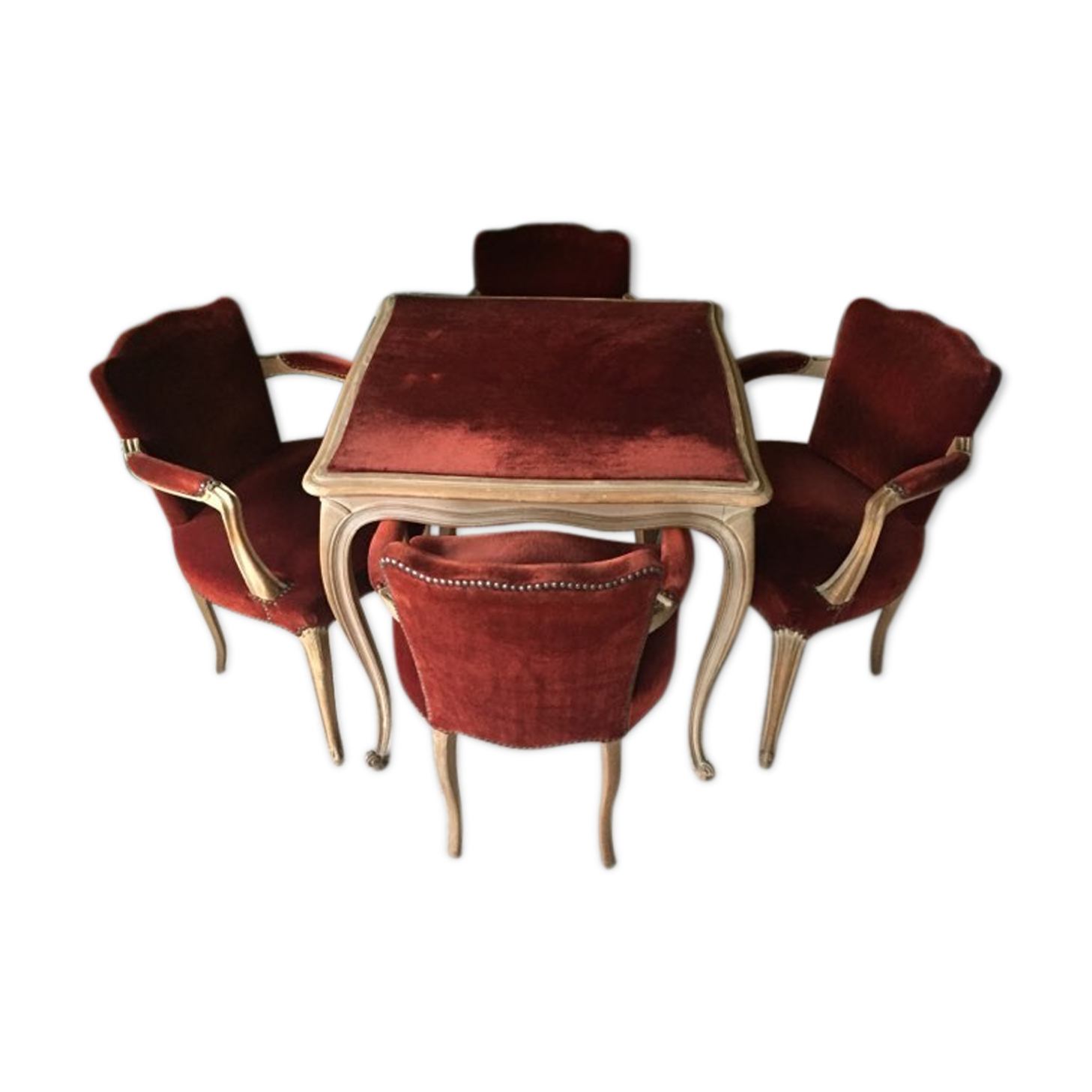 "The Kiss to the Queen" game table and its 4 Bridge chairs