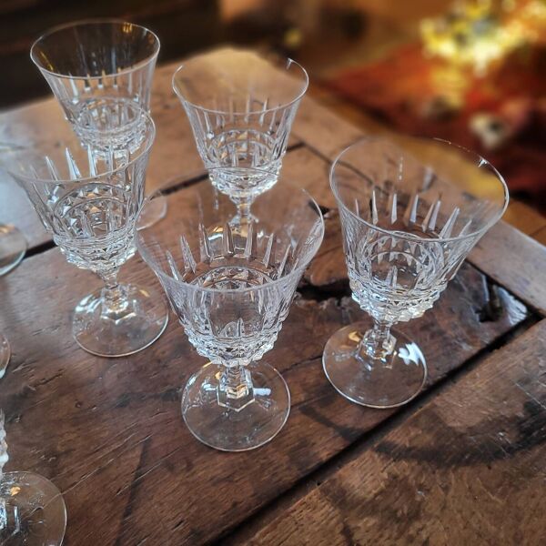 Service de 9 verres à pied en cristal taillé fin - France, circa 1950-