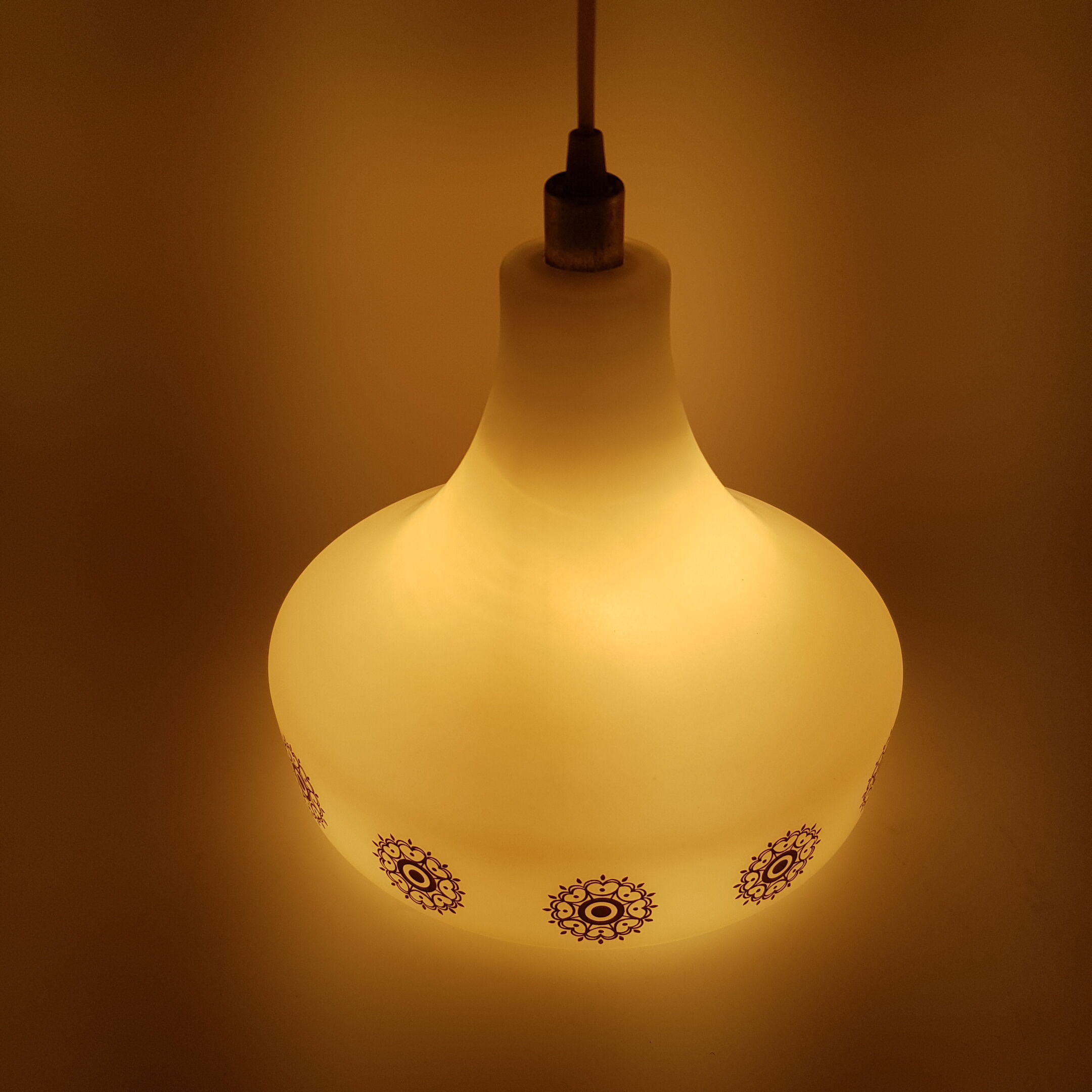 Hanging in Scandinavian opaline golden motifs