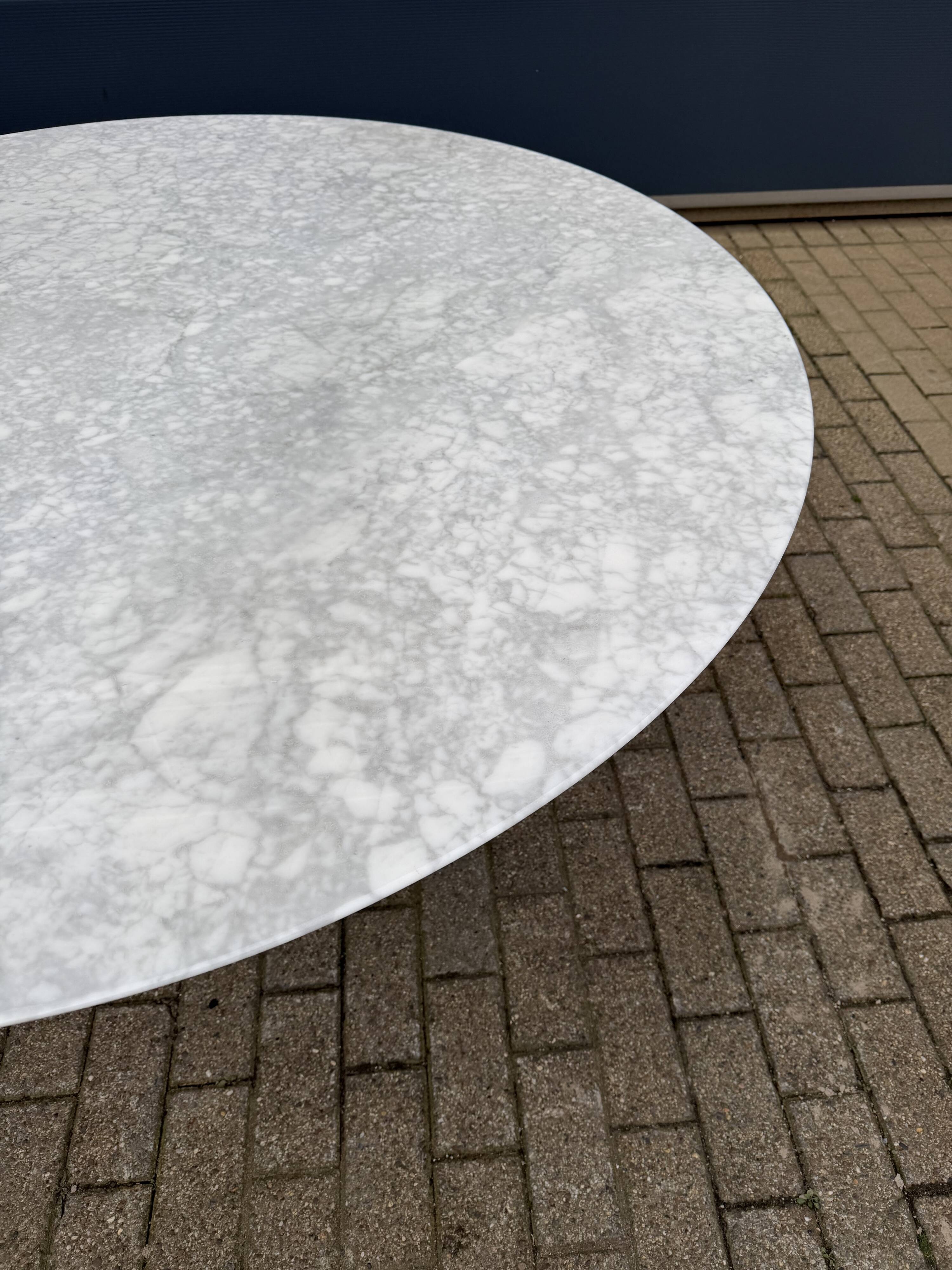 Original round dining table Knoll Tulip (152cm) Carrara