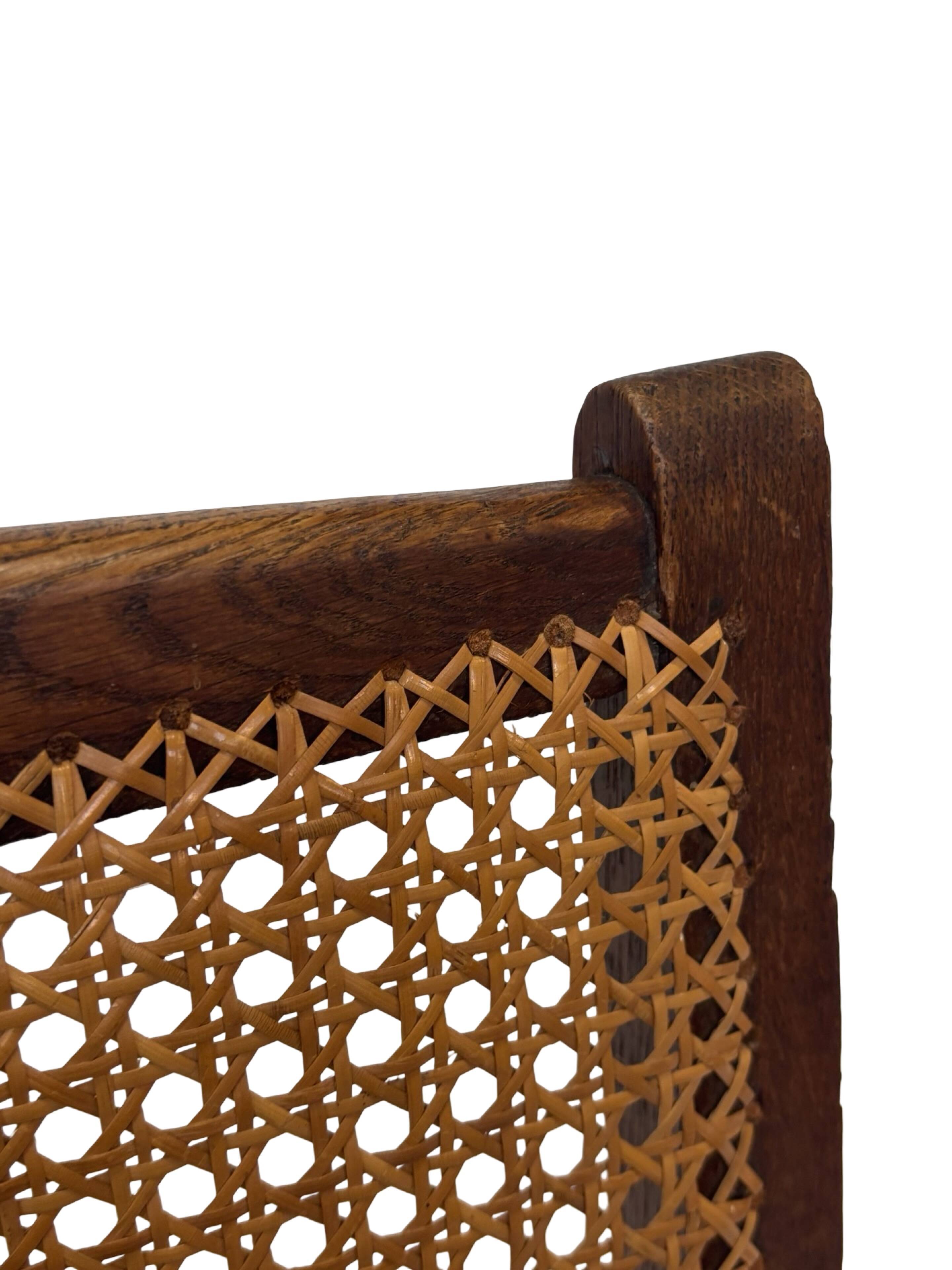 Fauteuil Art Déco en chêne tressé, design minimaliste.