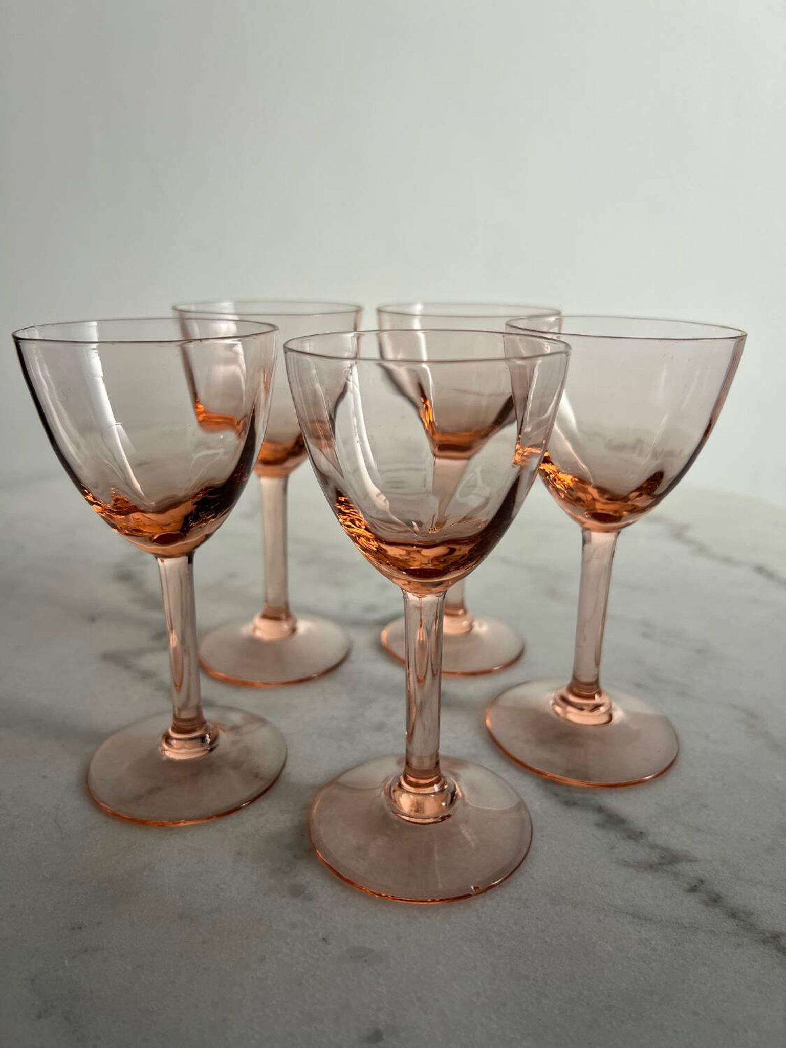 5 petits verres à pieds rose en verre