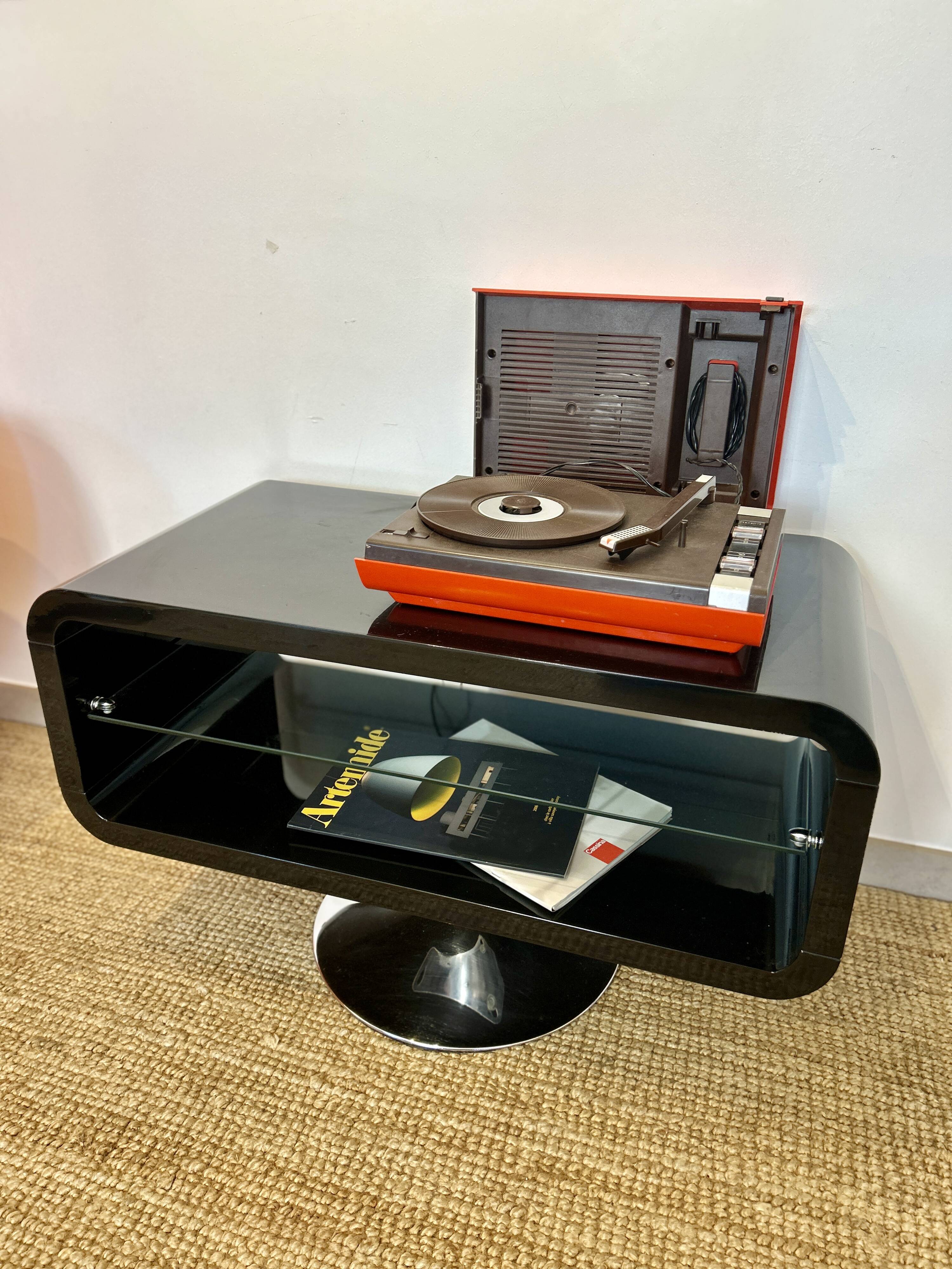Side table with tulip base in chrome