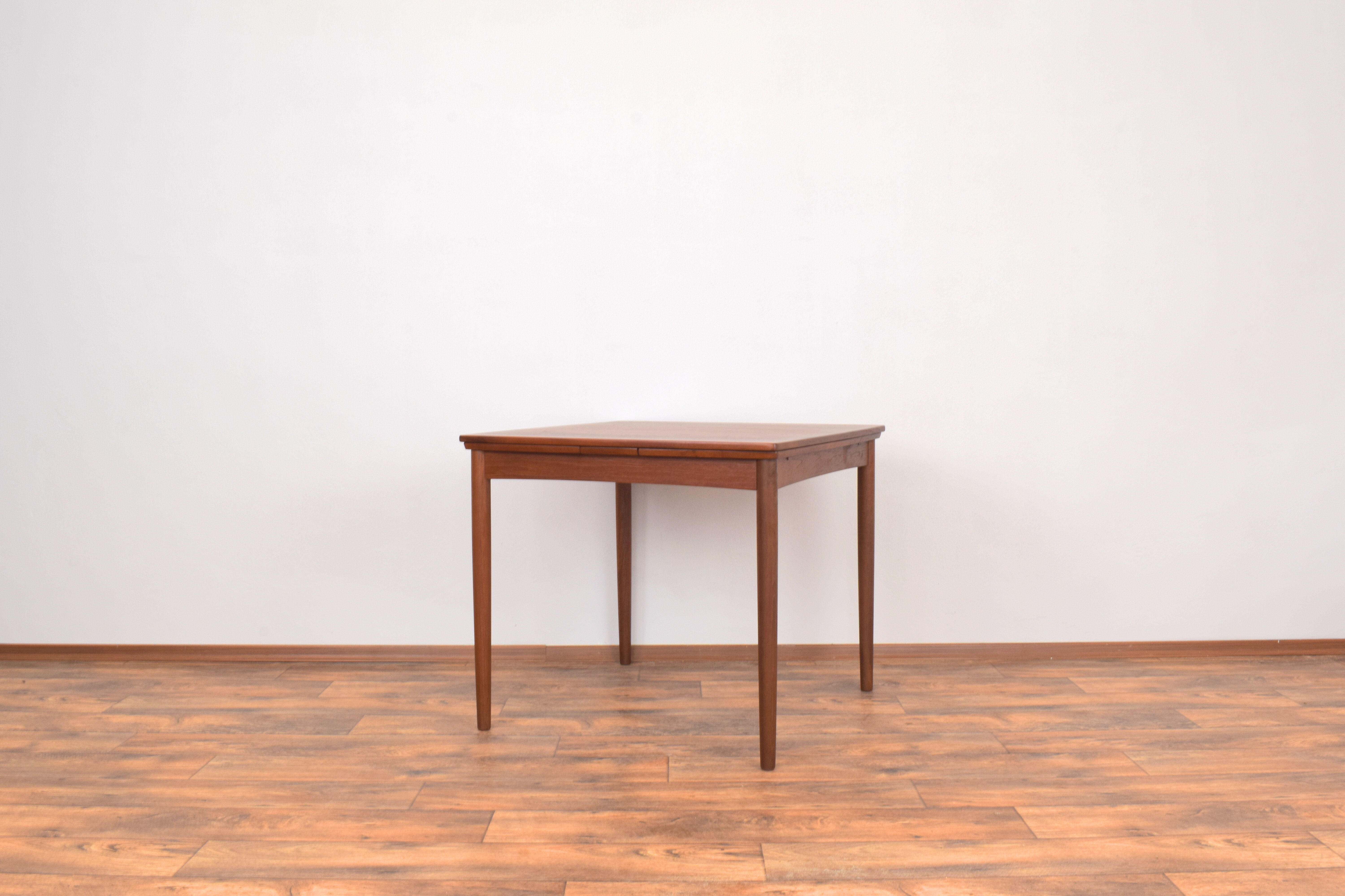 Mid-Century Danish Teak Extendable Dining Table from Hundevad & Co., 1960s.