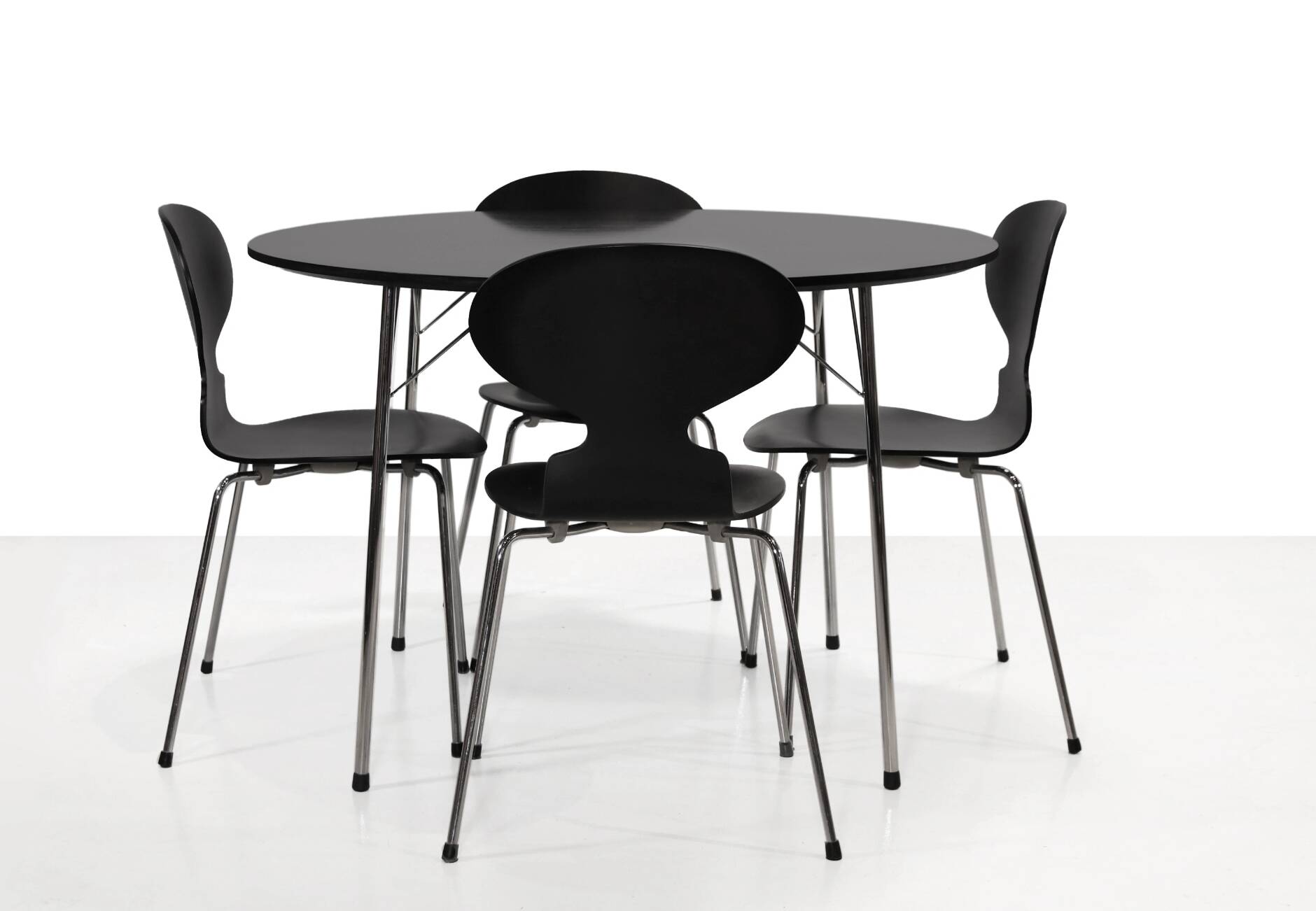 Arne Jacobsen table model 3600 with 4 Ant chairs by Fritz Hansen