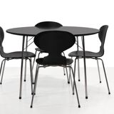 Arne Jacobsen table model 3600 with 4 Ant chairs by Fritz Hansen