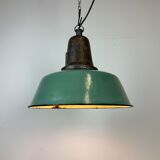 Lampe industrielle en émail vert avec dessus en fonte, années 1960