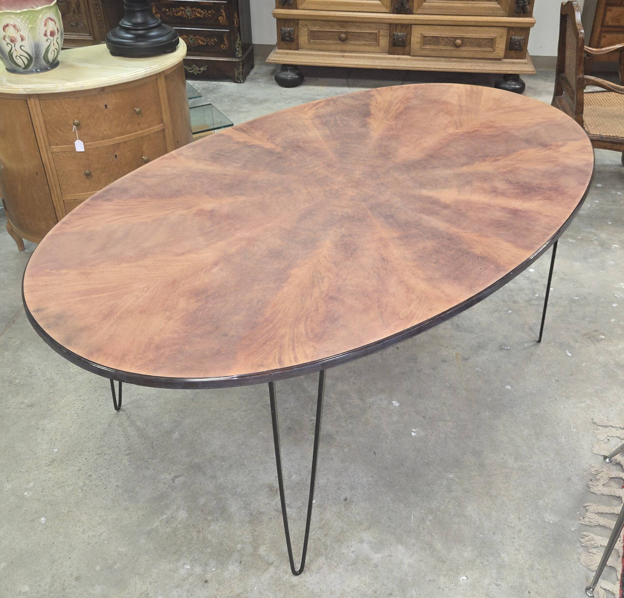 Large oval dining table – Jacobsen design 20th century