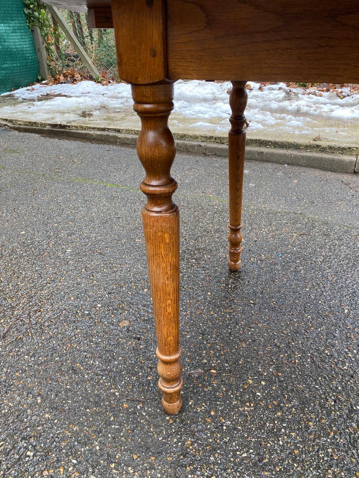 Round extendable dining table Louis Philippe 90cm with 2 extensions in oak.