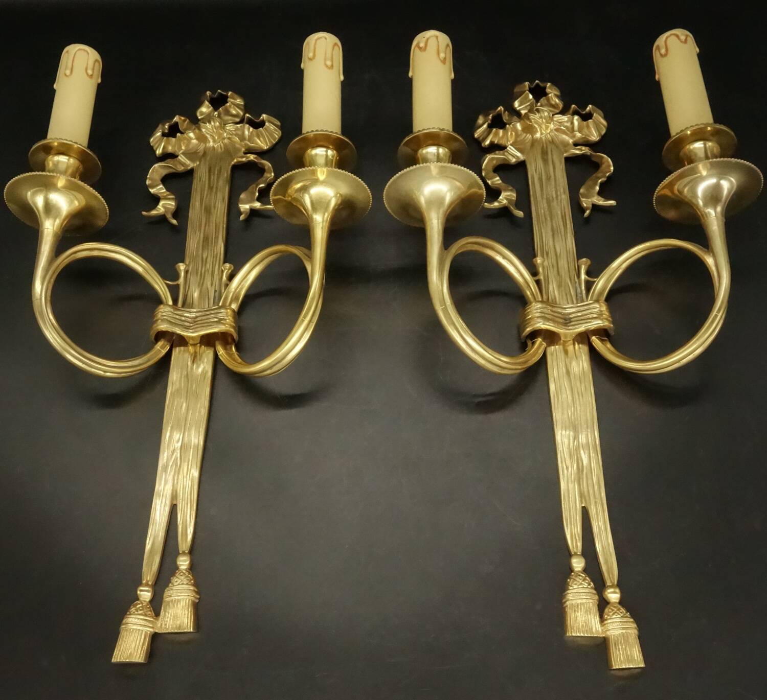 Large pair of wall sconces, bows & hunting horns, Louis XVI style - bronze
