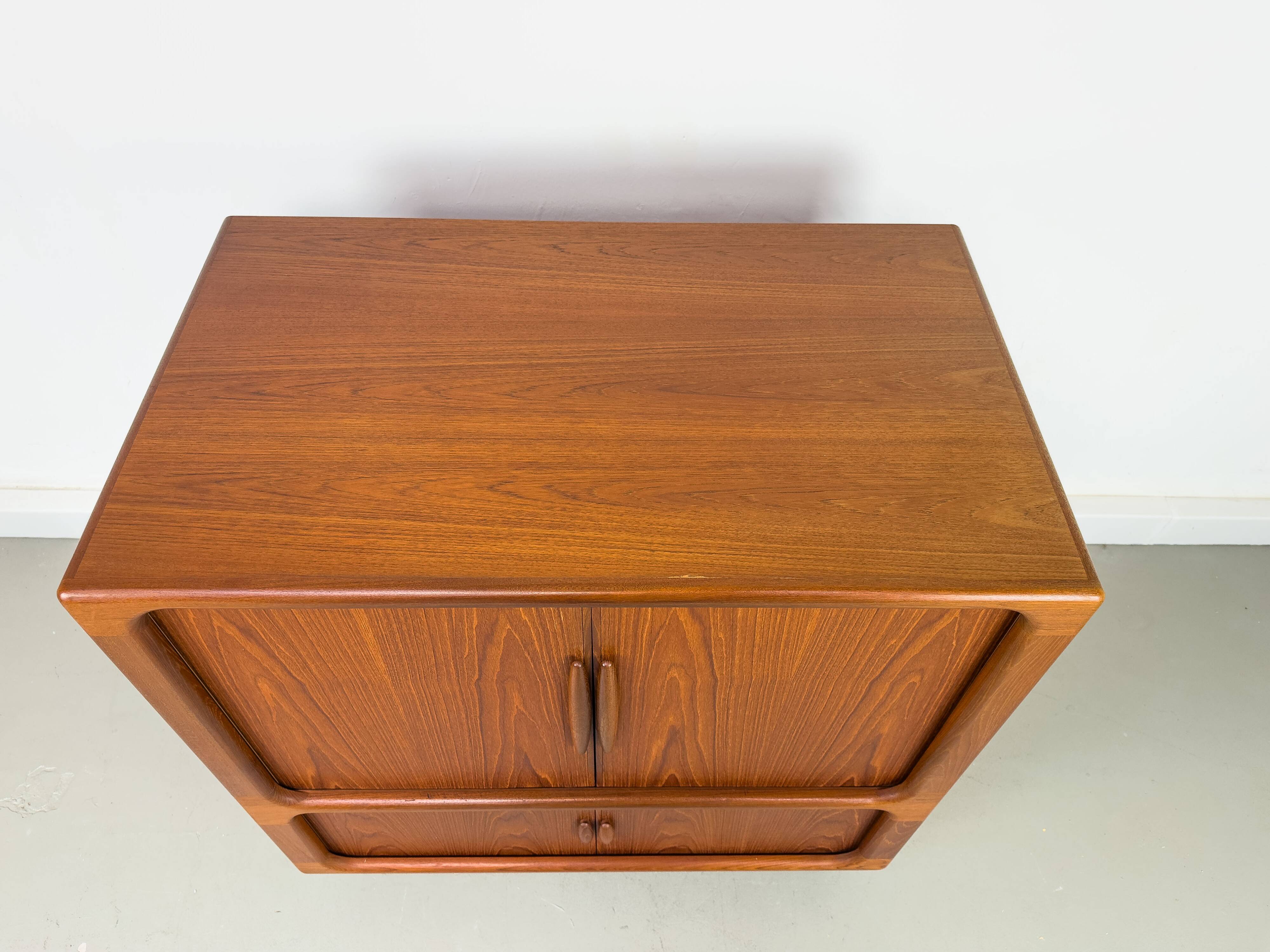 Buffet Hi-Fi danois en teck avec portes à tambour de Dyrlund, années 1970