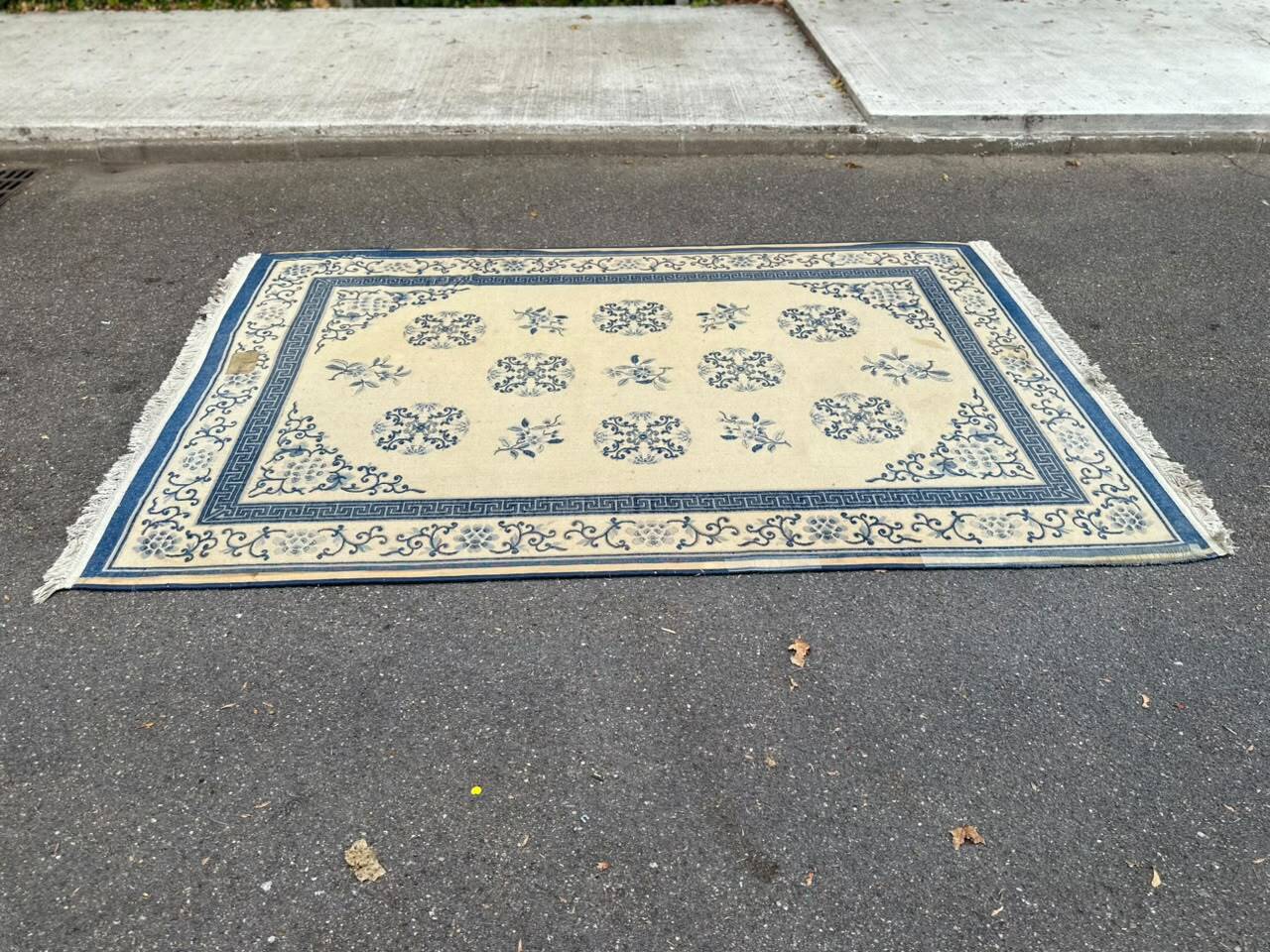 Large Chinese wool rug 200 x 310 cm — Blue & beige (Beijing style)