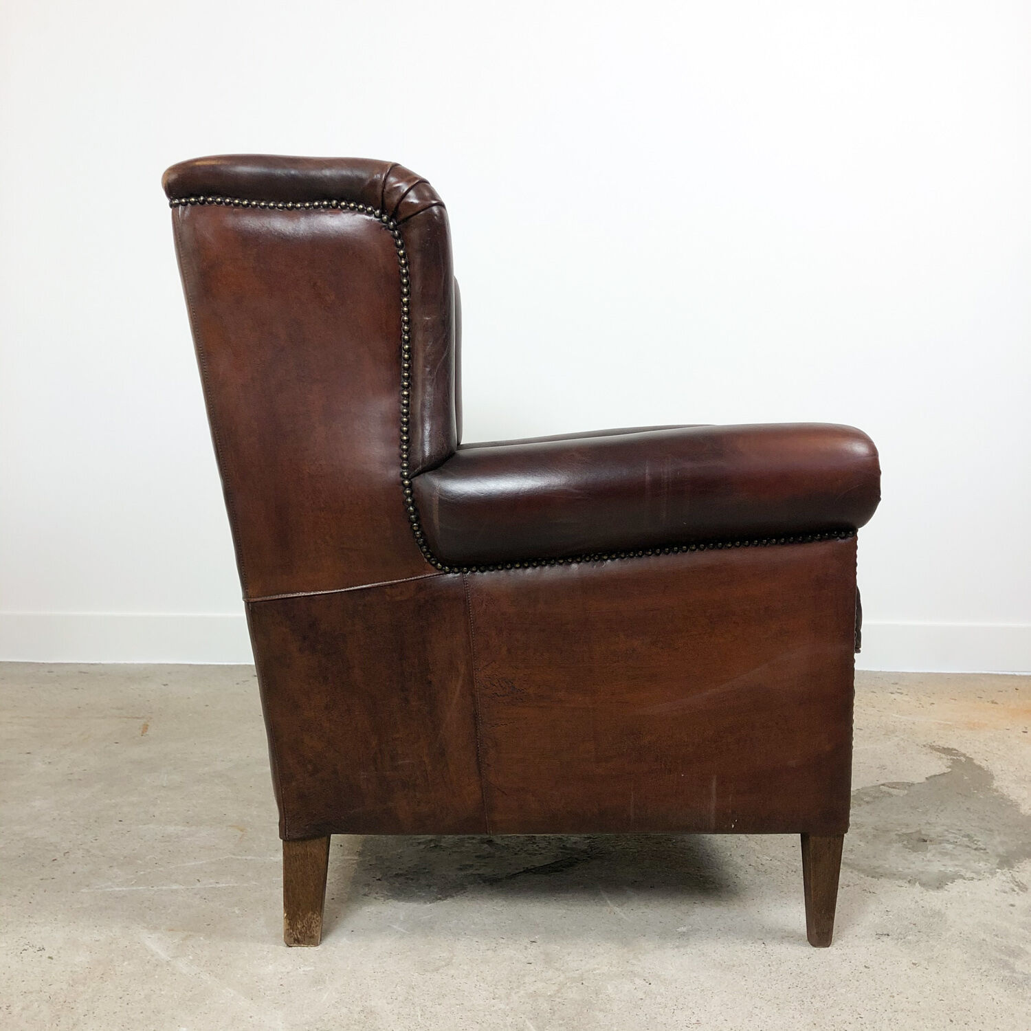 Paire de fauteuils à ailes en cuir de mouton brun foncé vintage