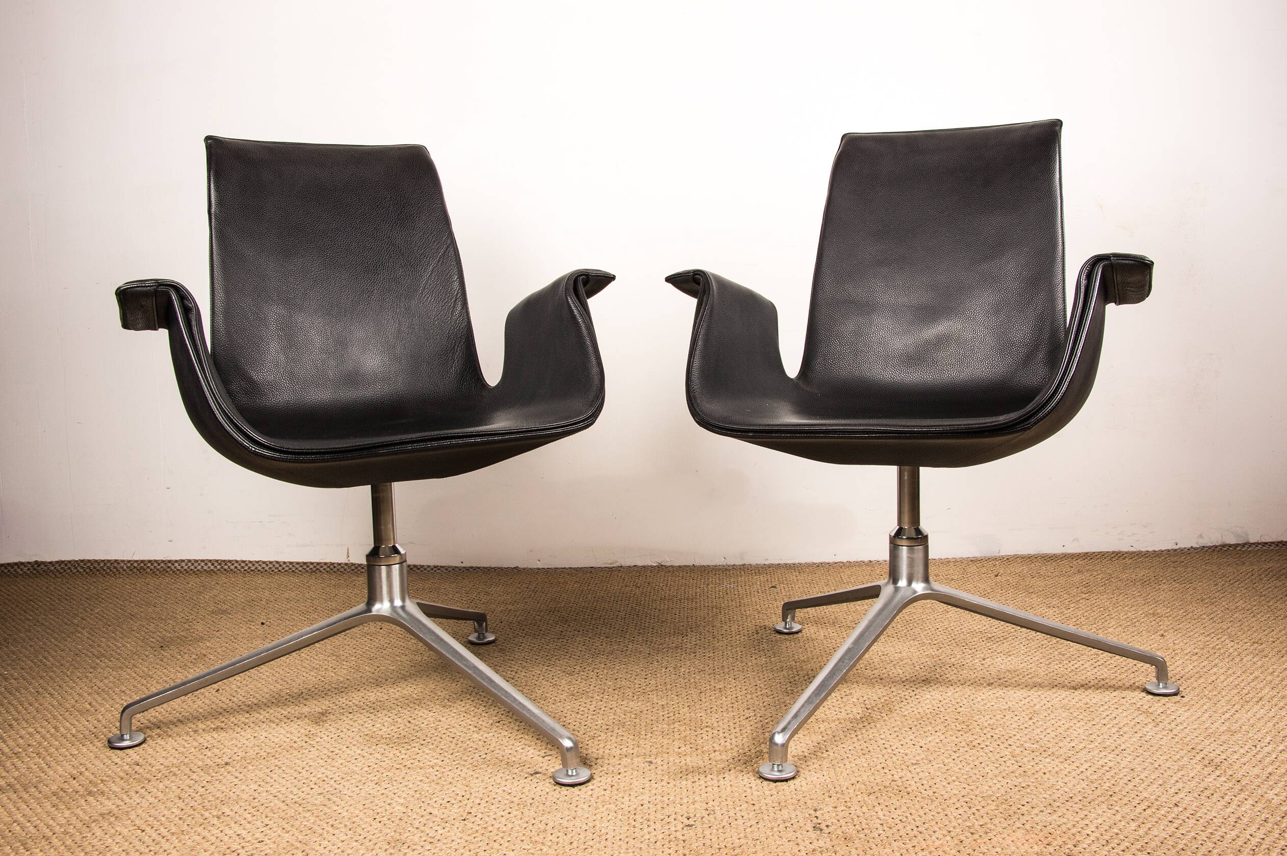 Pair of Danish armchairs in Black Leather and Chromed Steel, model FK 6725 Fabricius & Kastholm by Knoll
