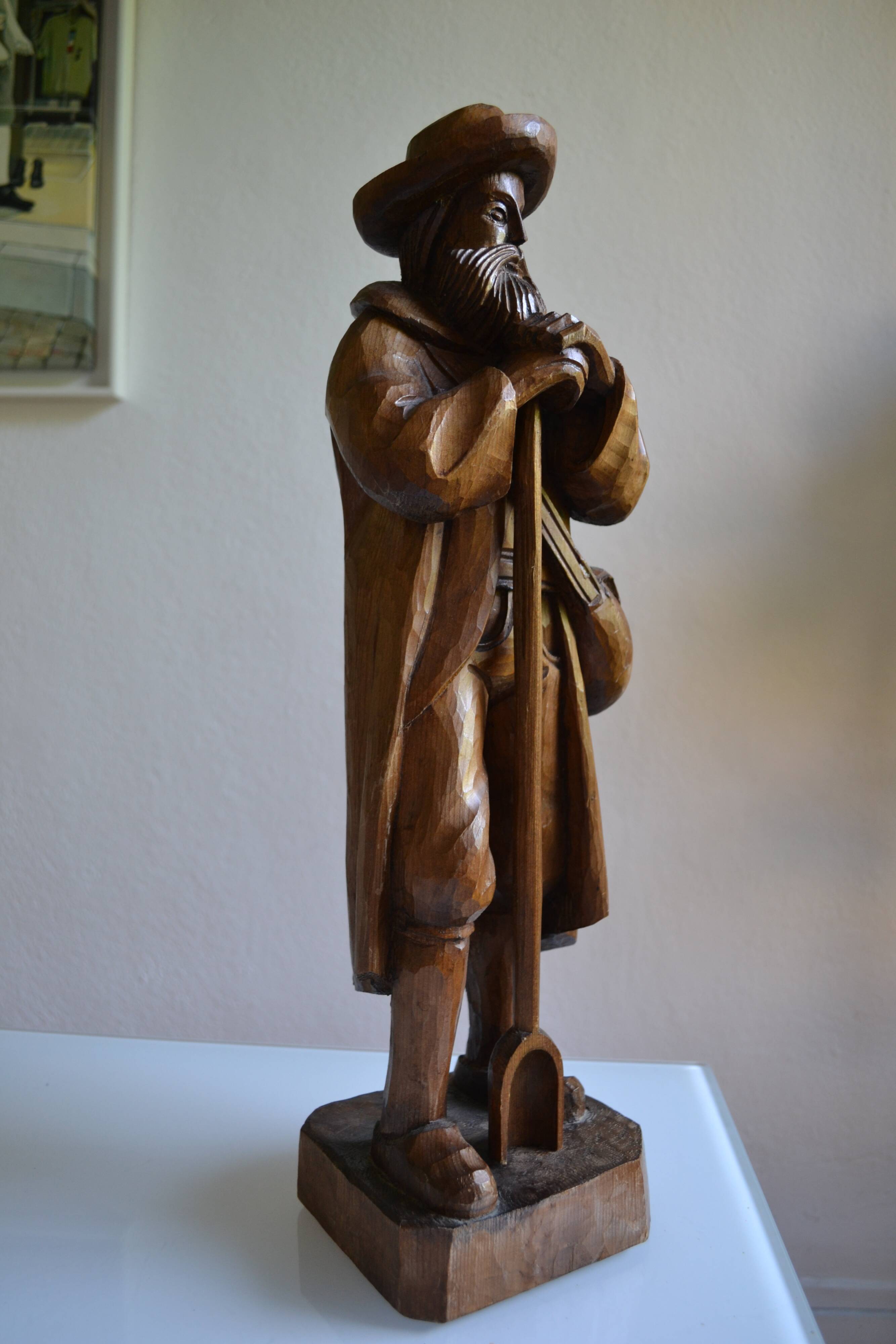 Large wooden sculpture of a man with his grain shovel 52 cm