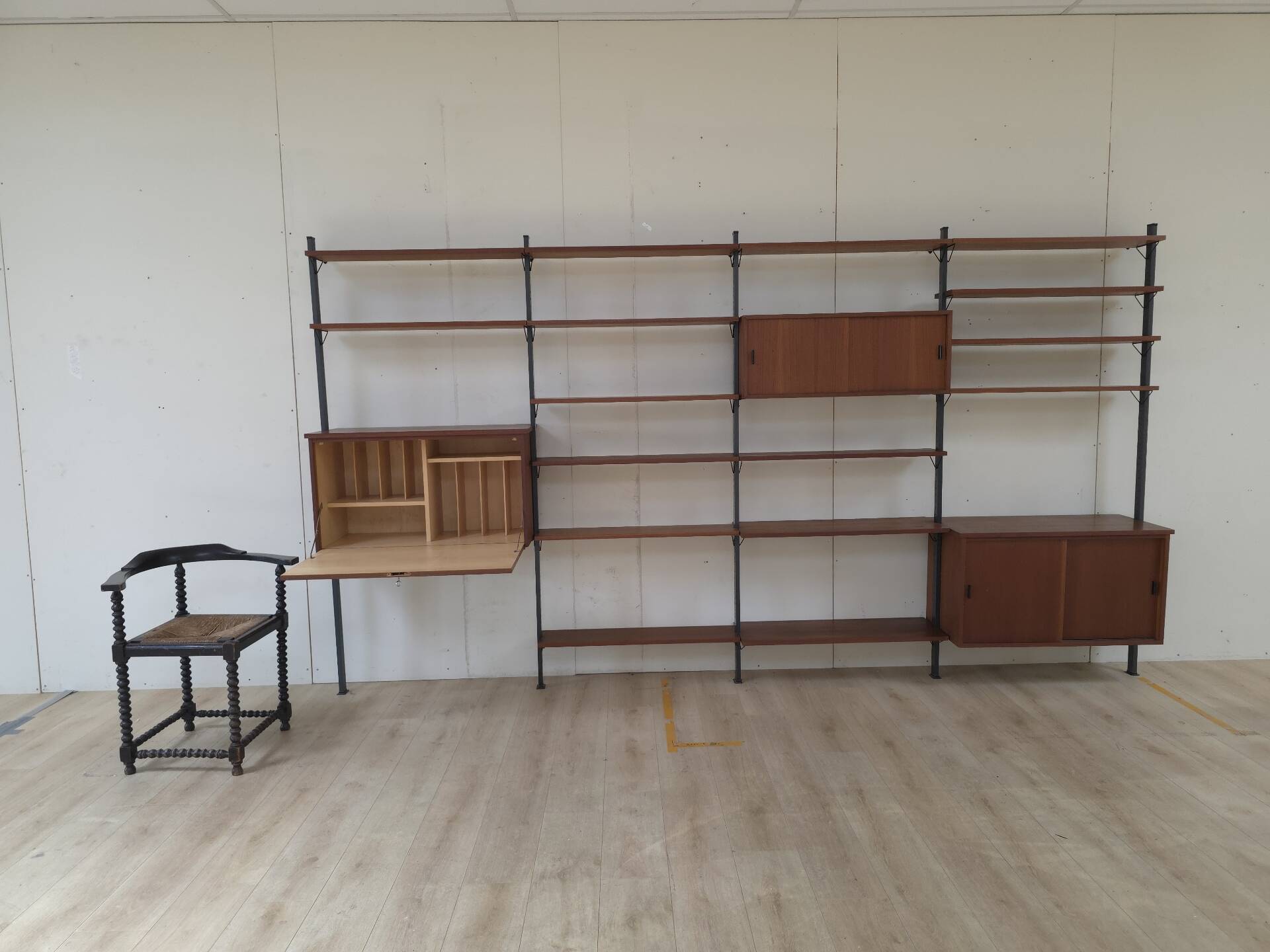 Système mural Olof Pira avec bureau, étagères et placards pour Plan Mobel