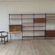 Système mural Olof Pira avec bureau, étagères et placards pour Plan Mobel