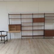Système mural Olof Pira avec bureau, étagères et placards pour Plan Mobel