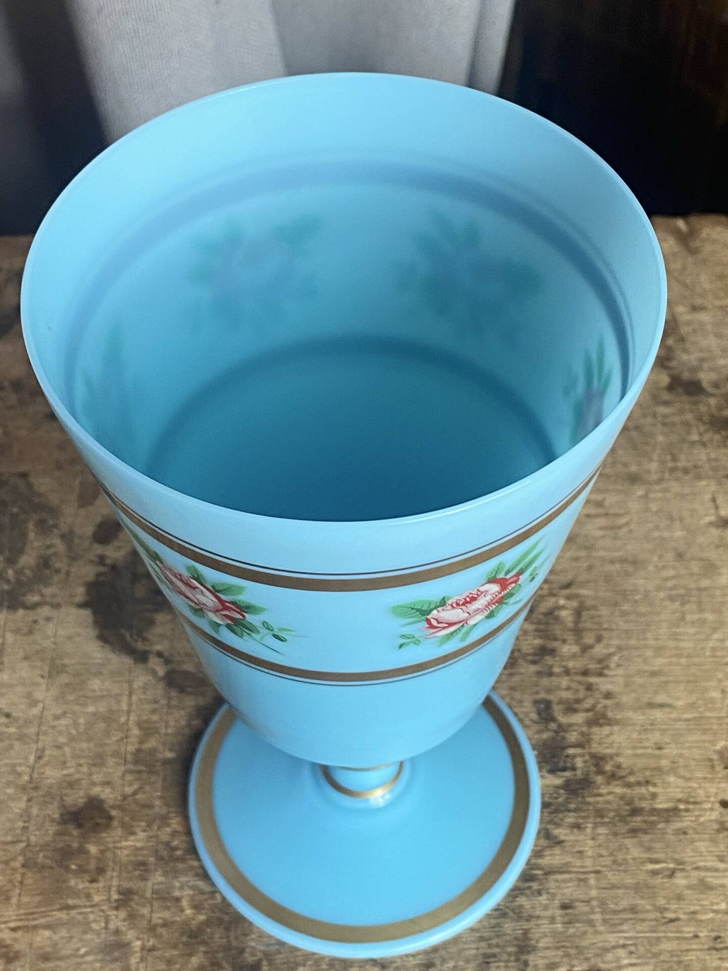 Calice en verre opalin bleu