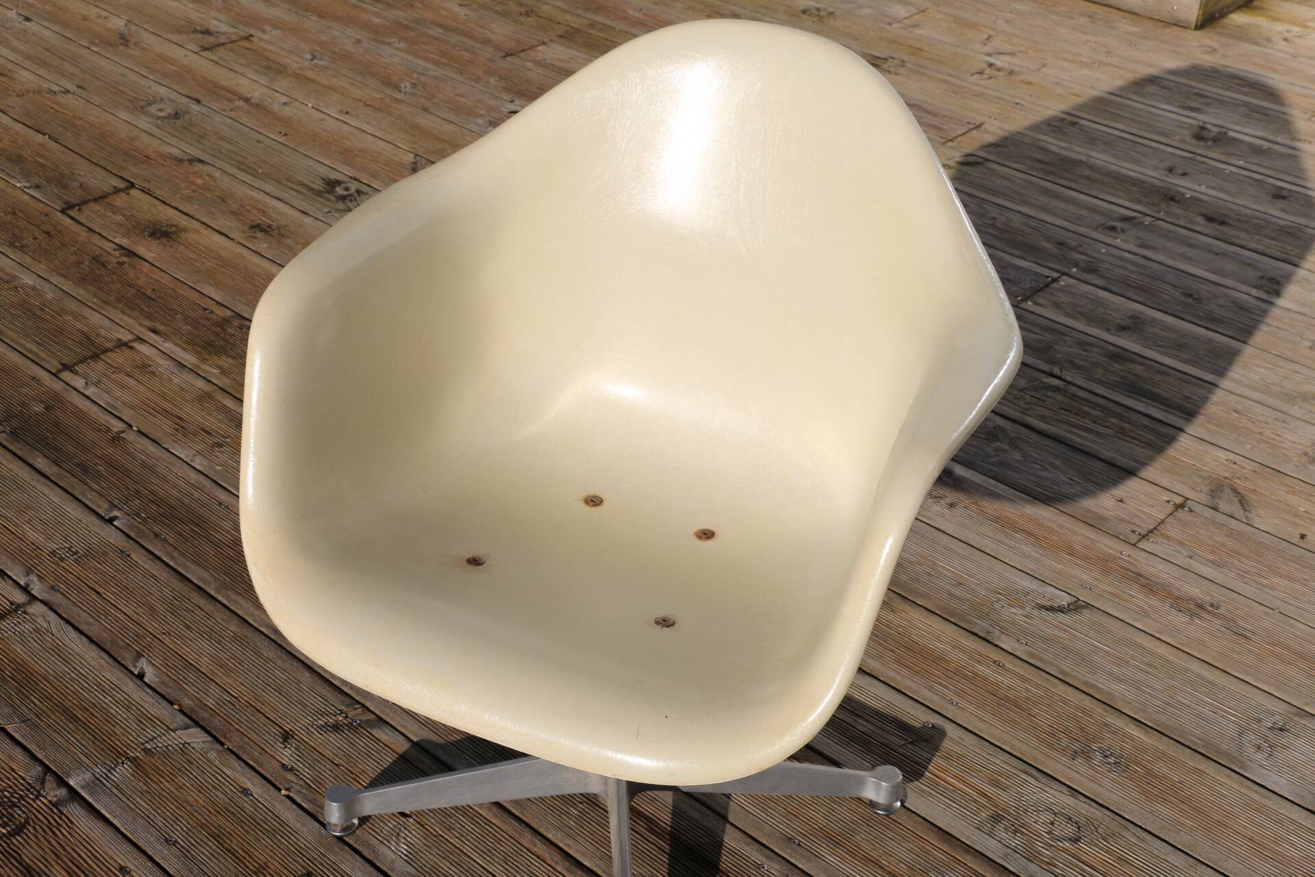 Herman Miller EAMES white shell armchair