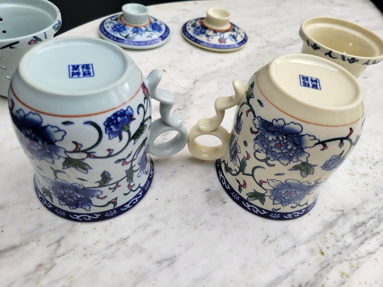 Paire de tasse à thé, couvercle et infuseur
