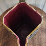 Onnaing slip pitcher