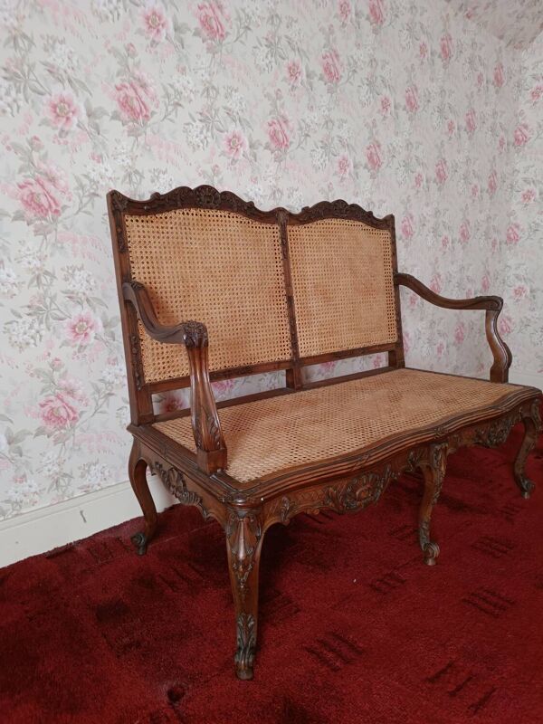 Ancien banc en bois massif sculpté et cannage en osier