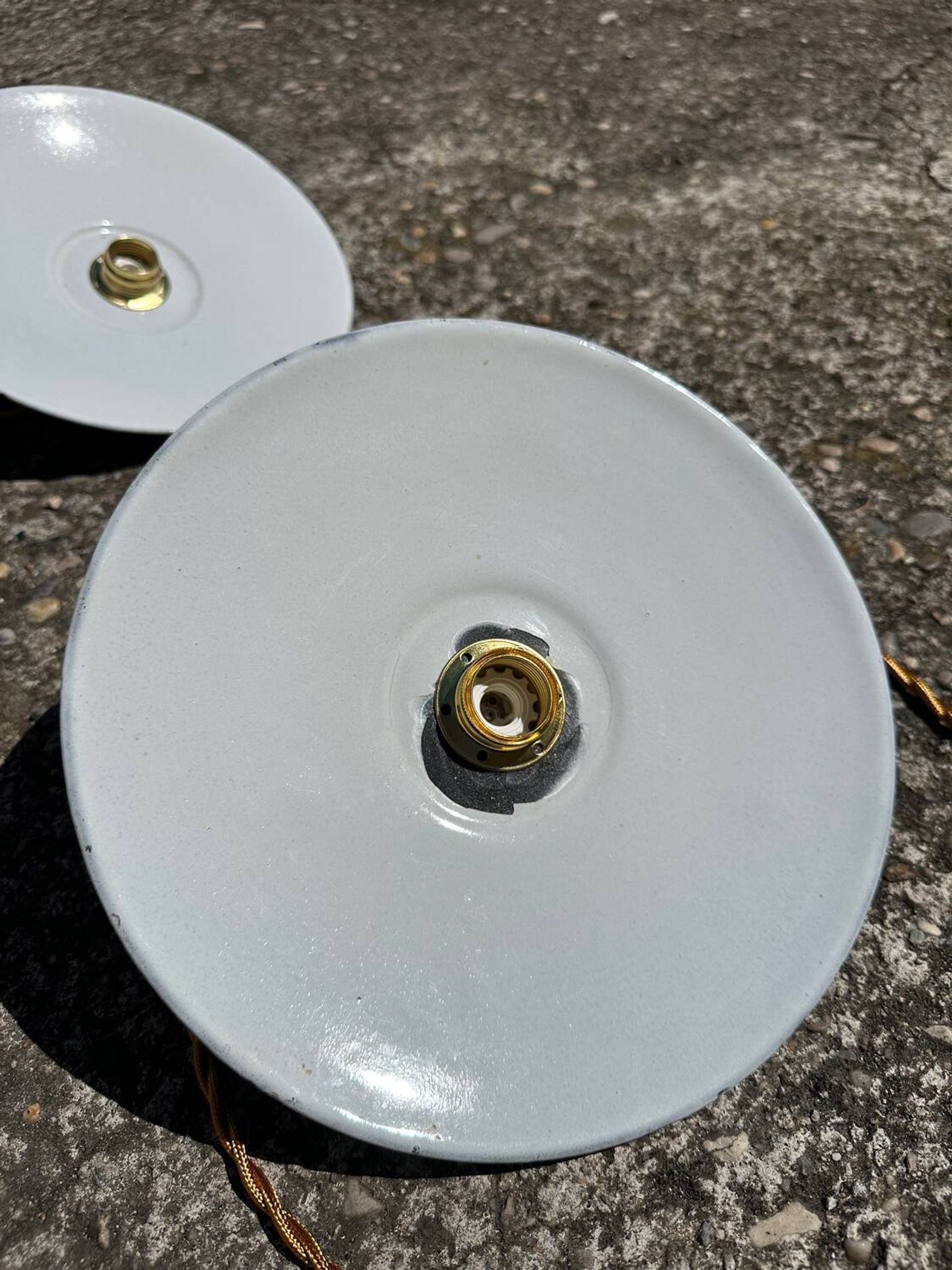 Vintage trio suspension lampshade in green and white enamelled metal.