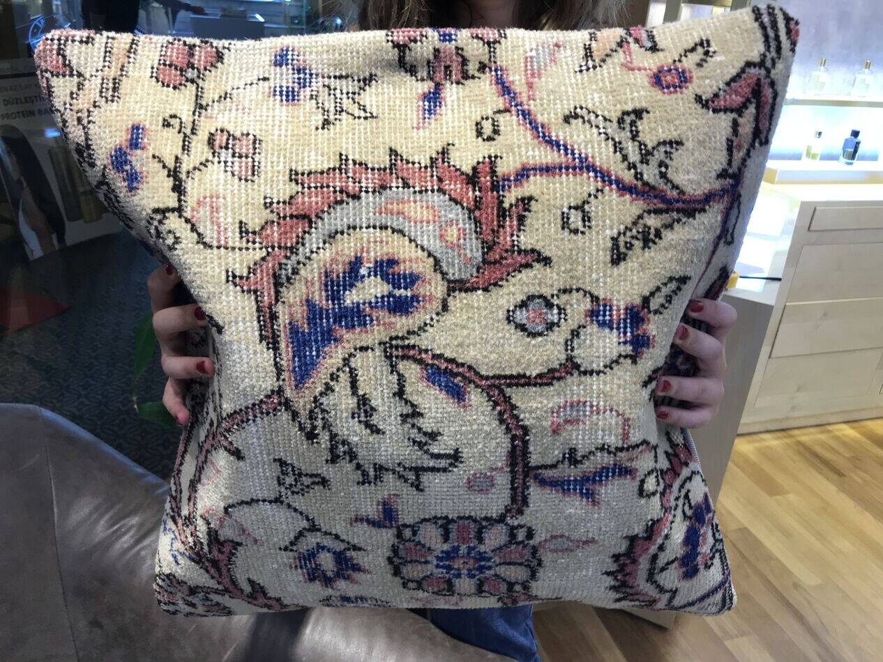 Coussin en tapis vintage fait main
