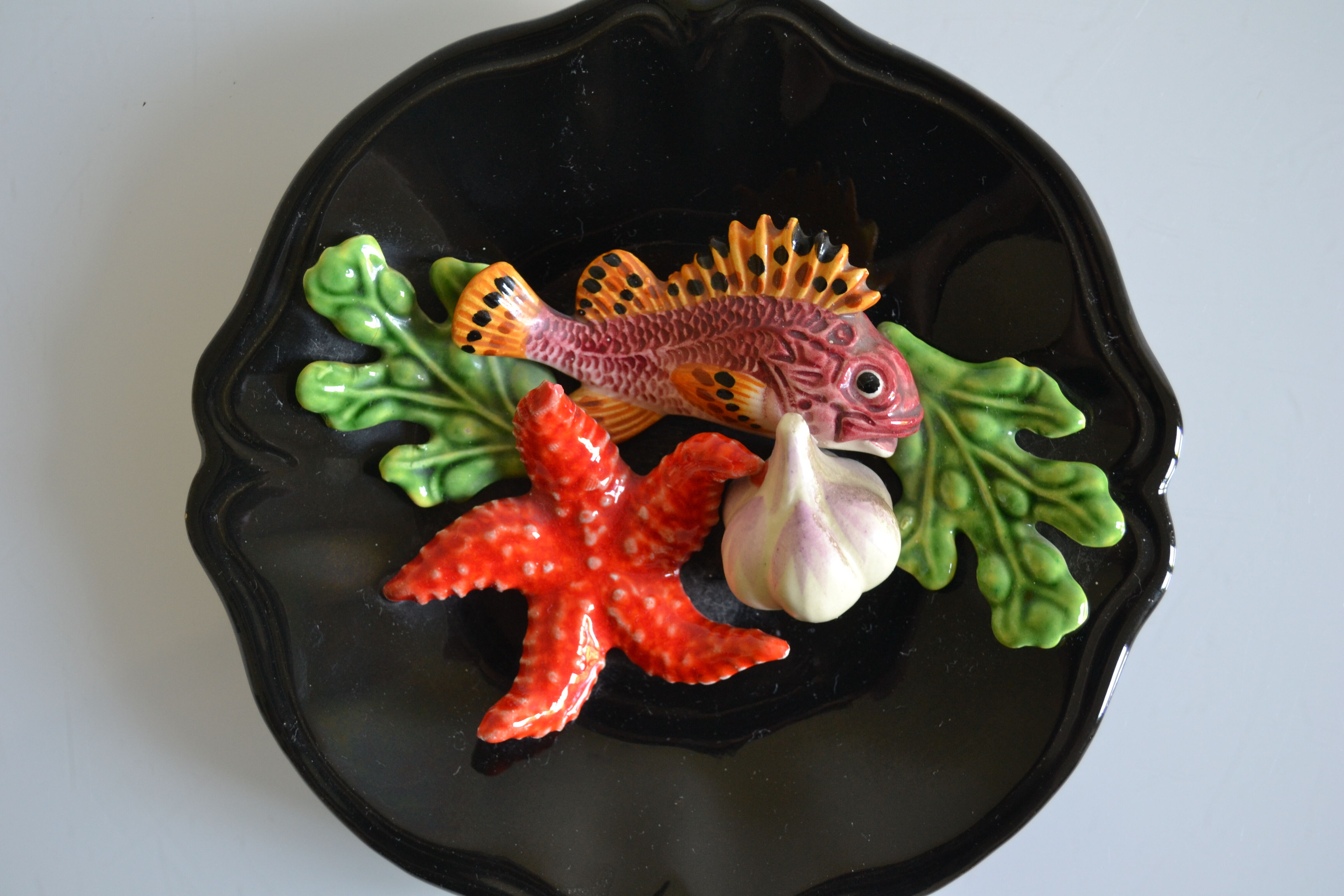 Assiette Vallauris 60's barbotine poisson