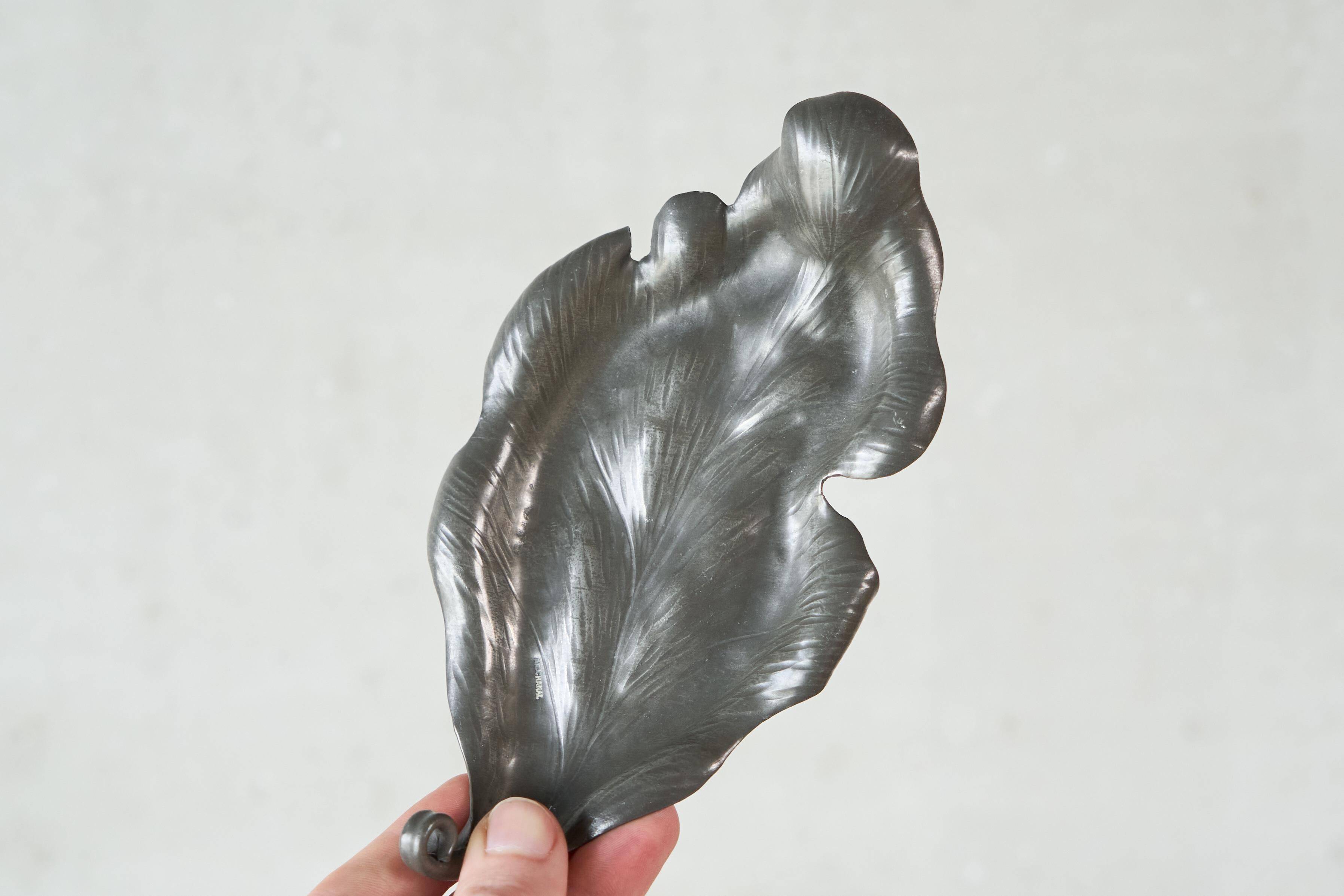 Mid-century leaf-shaped tray in tin from the 1960s.