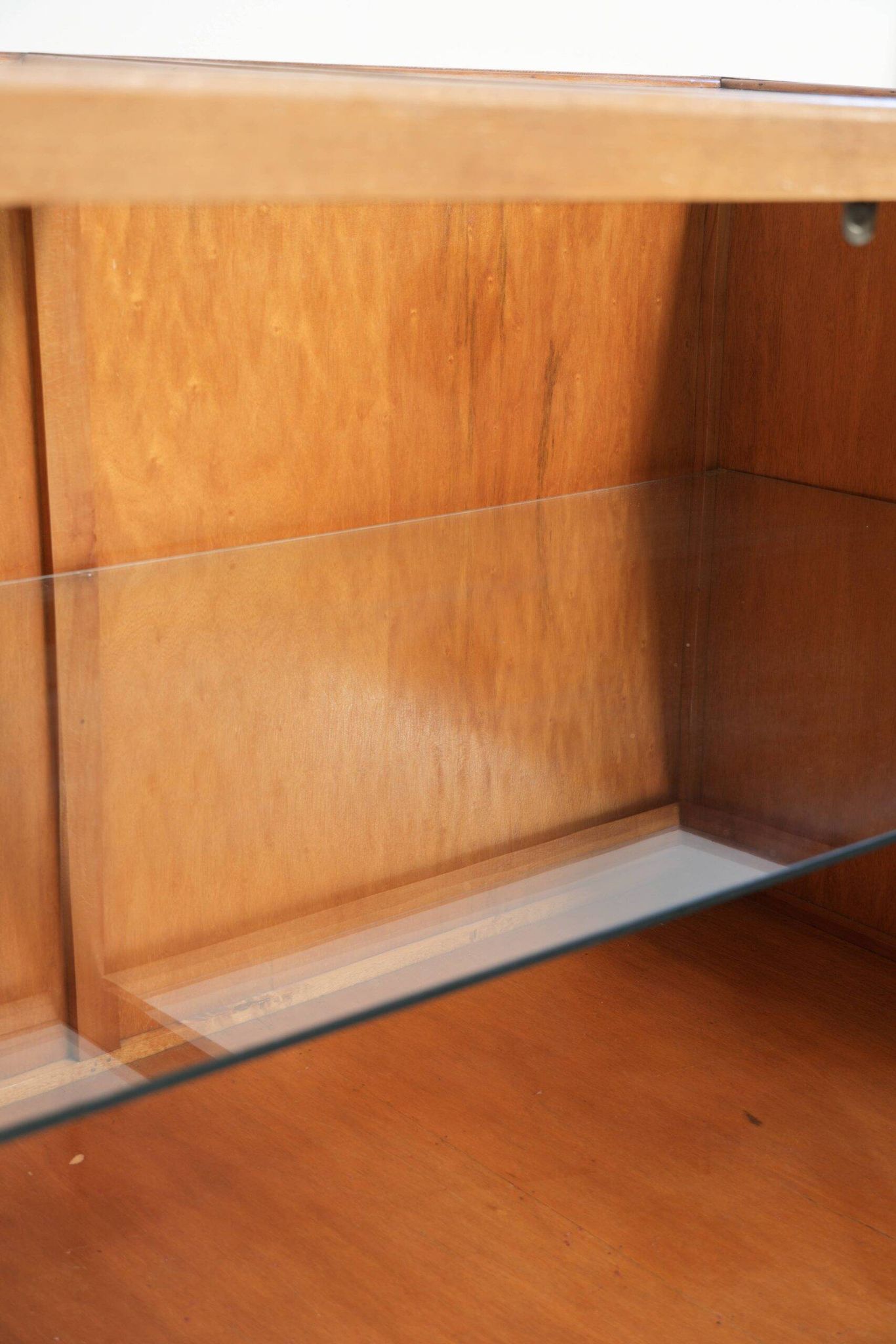 Grand comptoir en bois vintage / vitrine avec 4 portes et du verre.