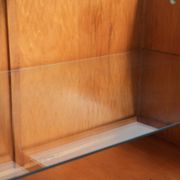 Grand comptoir en bois vintage / vitrine avec 4 portes et du verre.