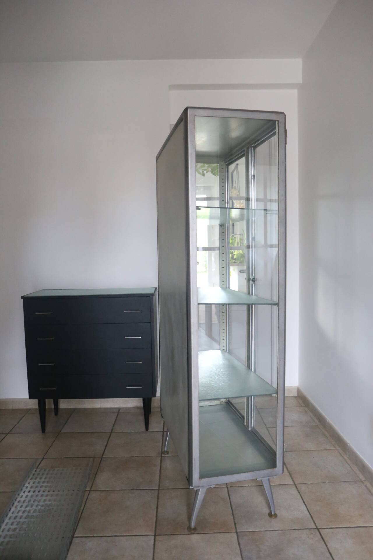 Armoire médicale ancienne 1950