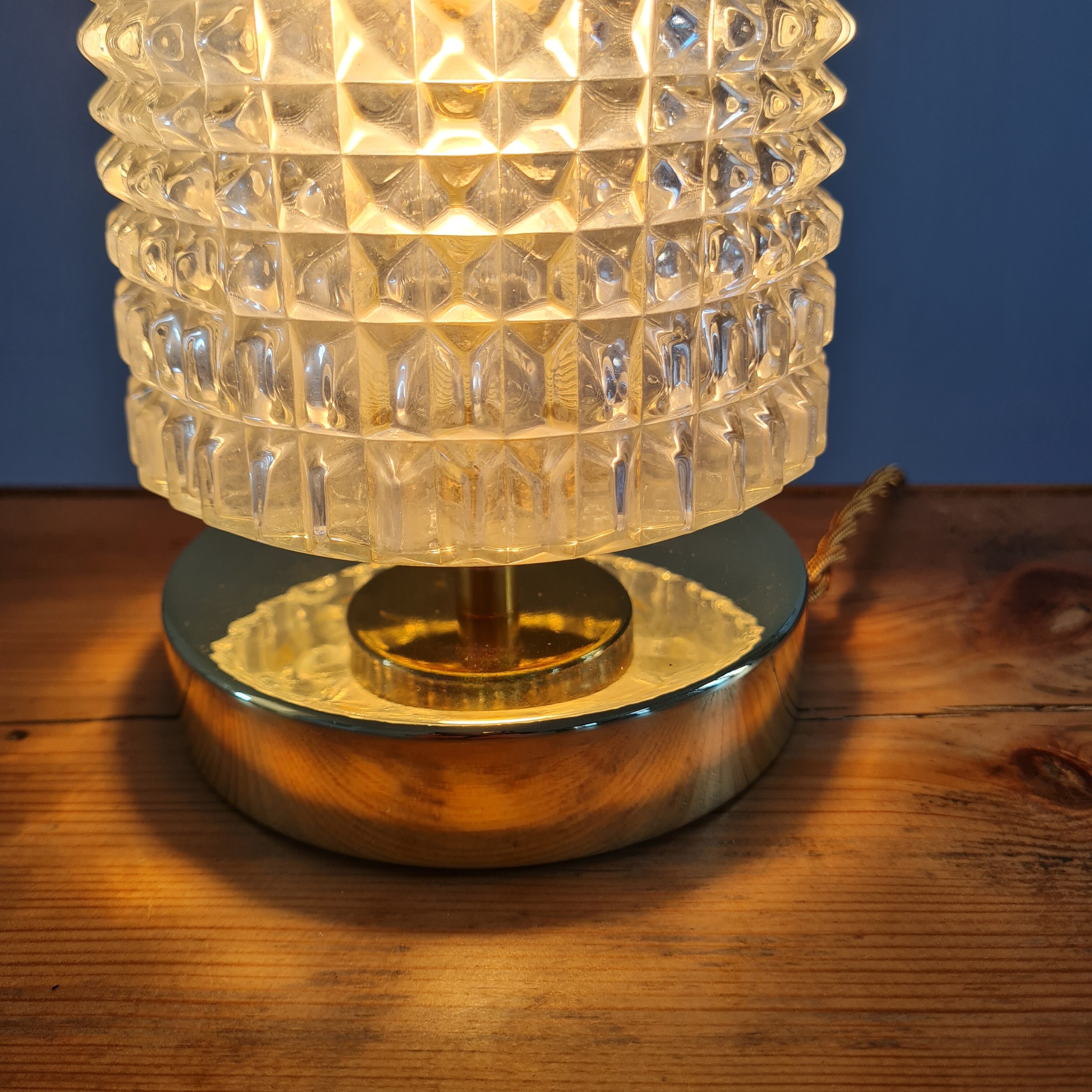 Chiseled cerre table lamp