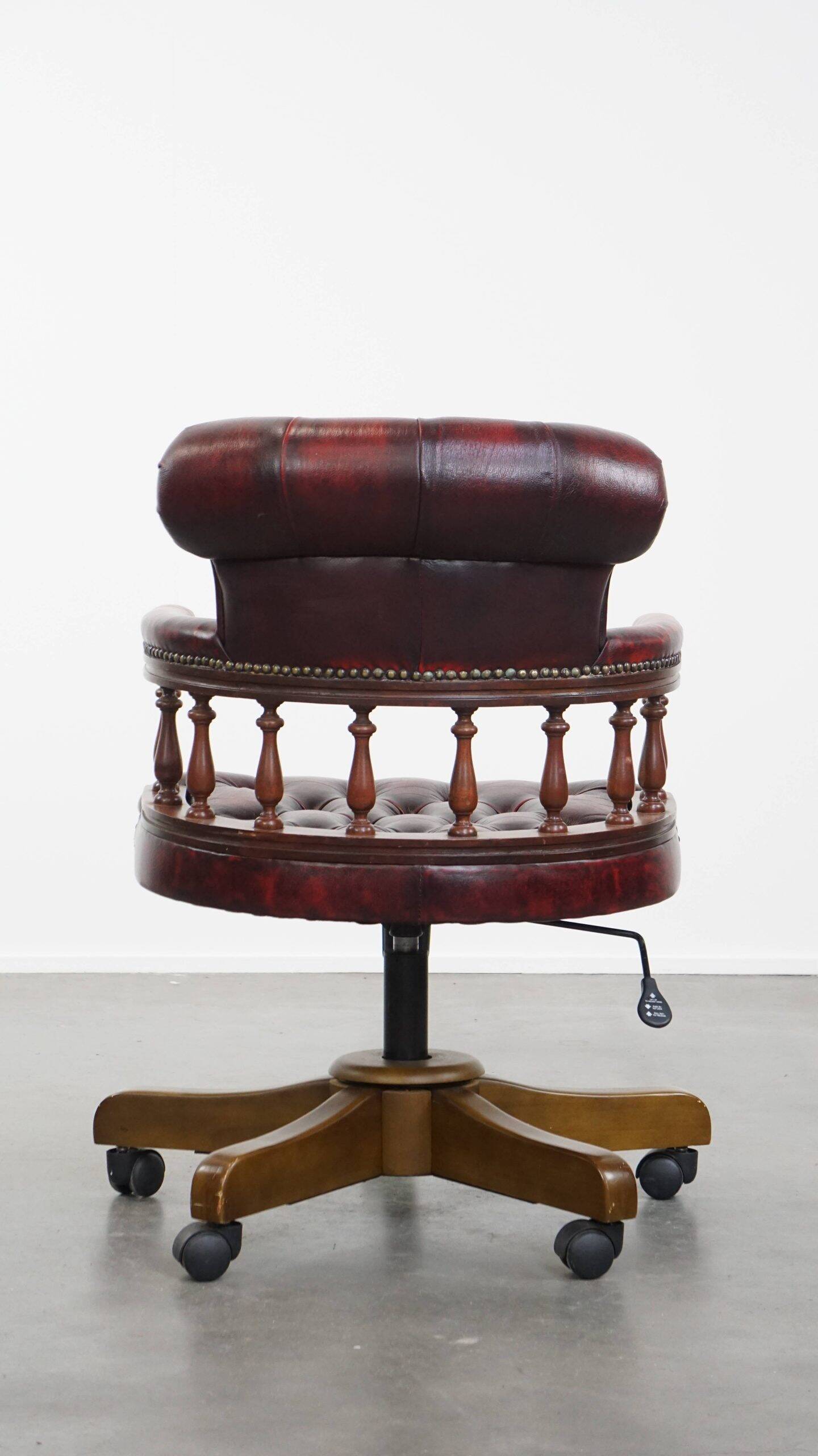 Fauteuil de bureau Chesterfield pivotant classique rouge en cuir de vachette sur roulettes
