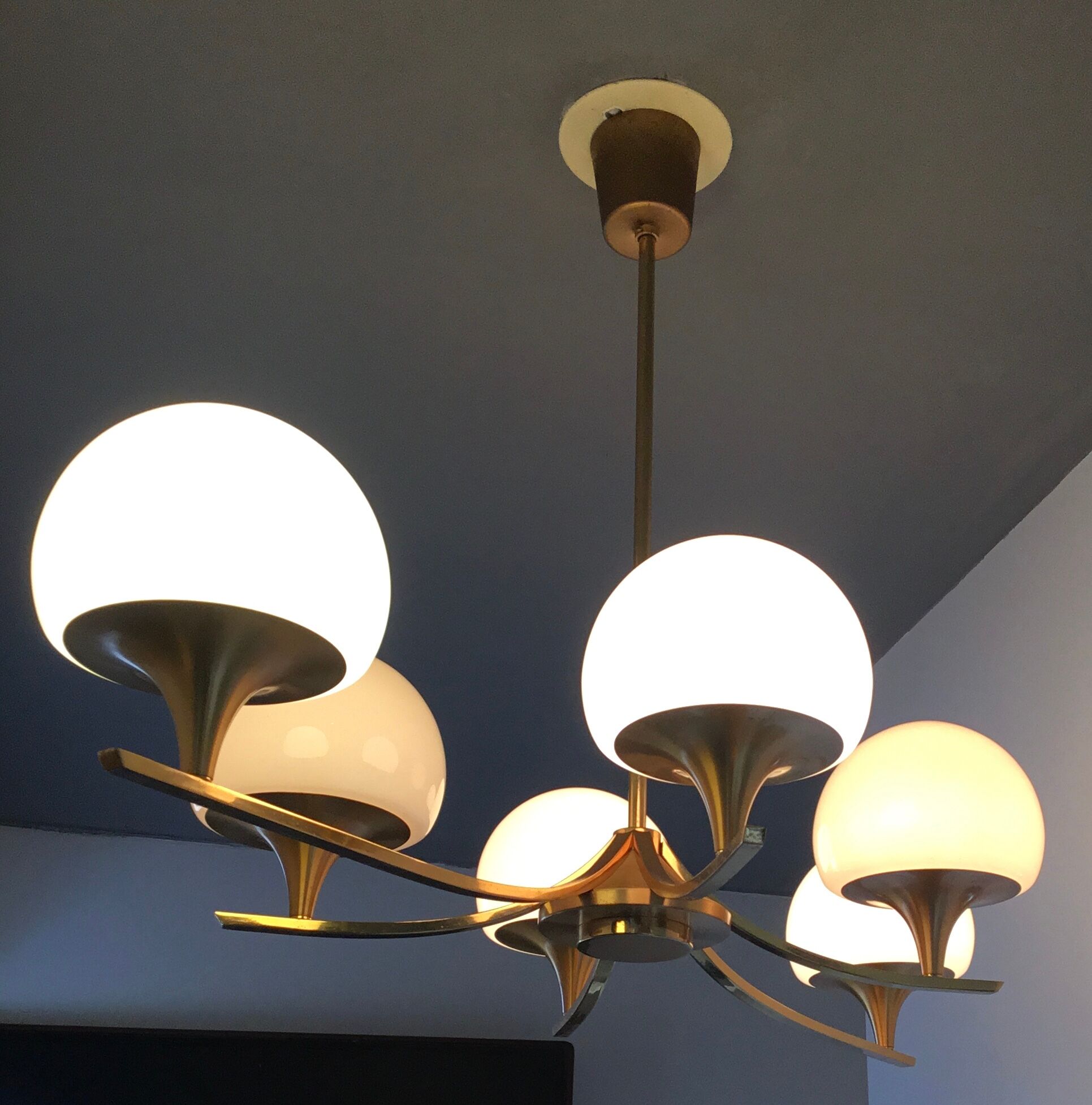 Large space-age chandelier with 6 lights - brass and opaline - design 1970