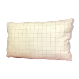 Coussin lin beige motif à carreaux passepoil gris bleuté brillant