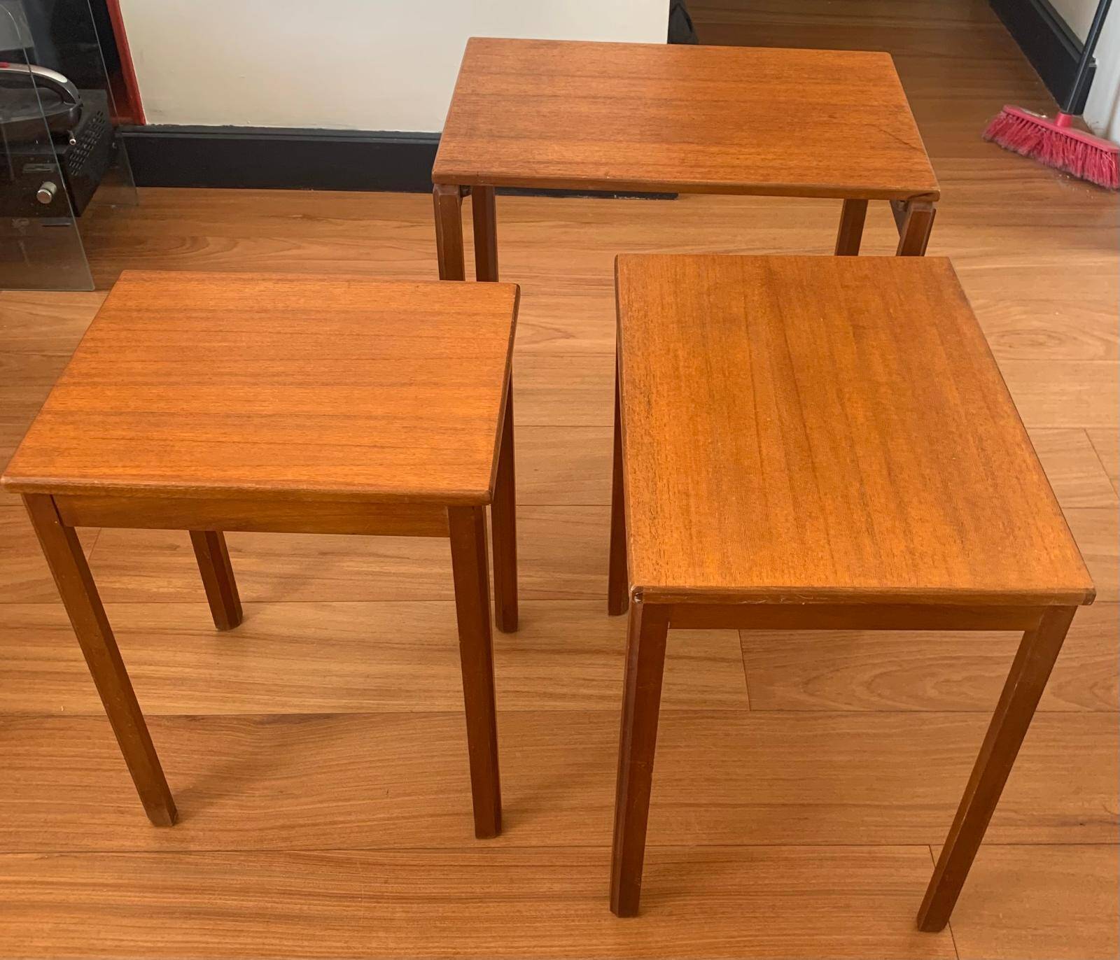 3 tables gigognes en teck massif design McIntosh, années 60