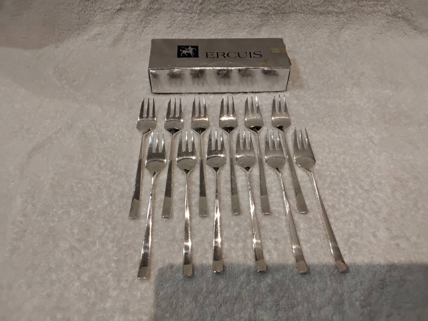 12 silver-plated metal cake forks by Ercuis Horizon silversmiths, 14.9cm