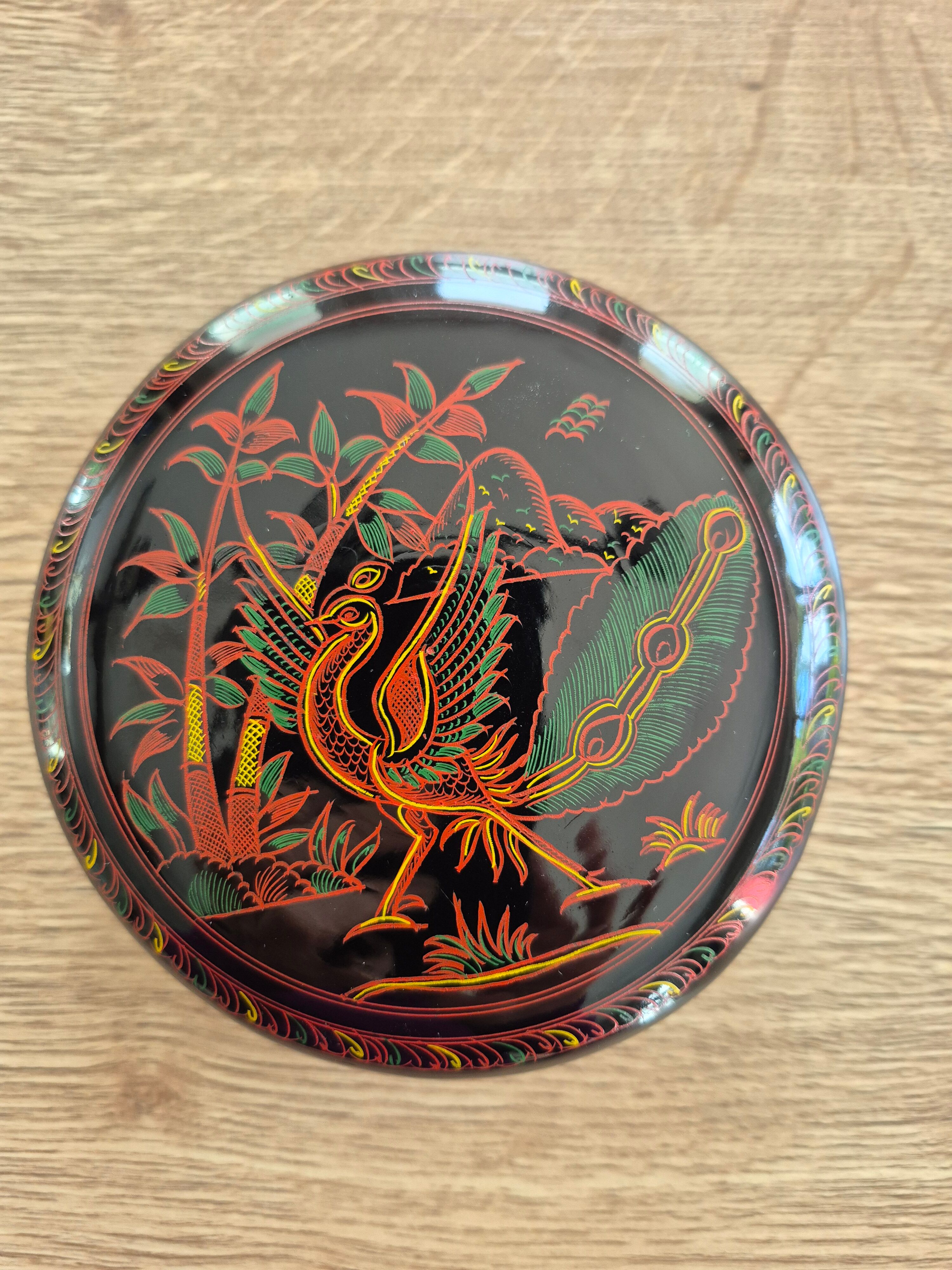 Round box and its 6 lacquered wooden coasters hand-painted.