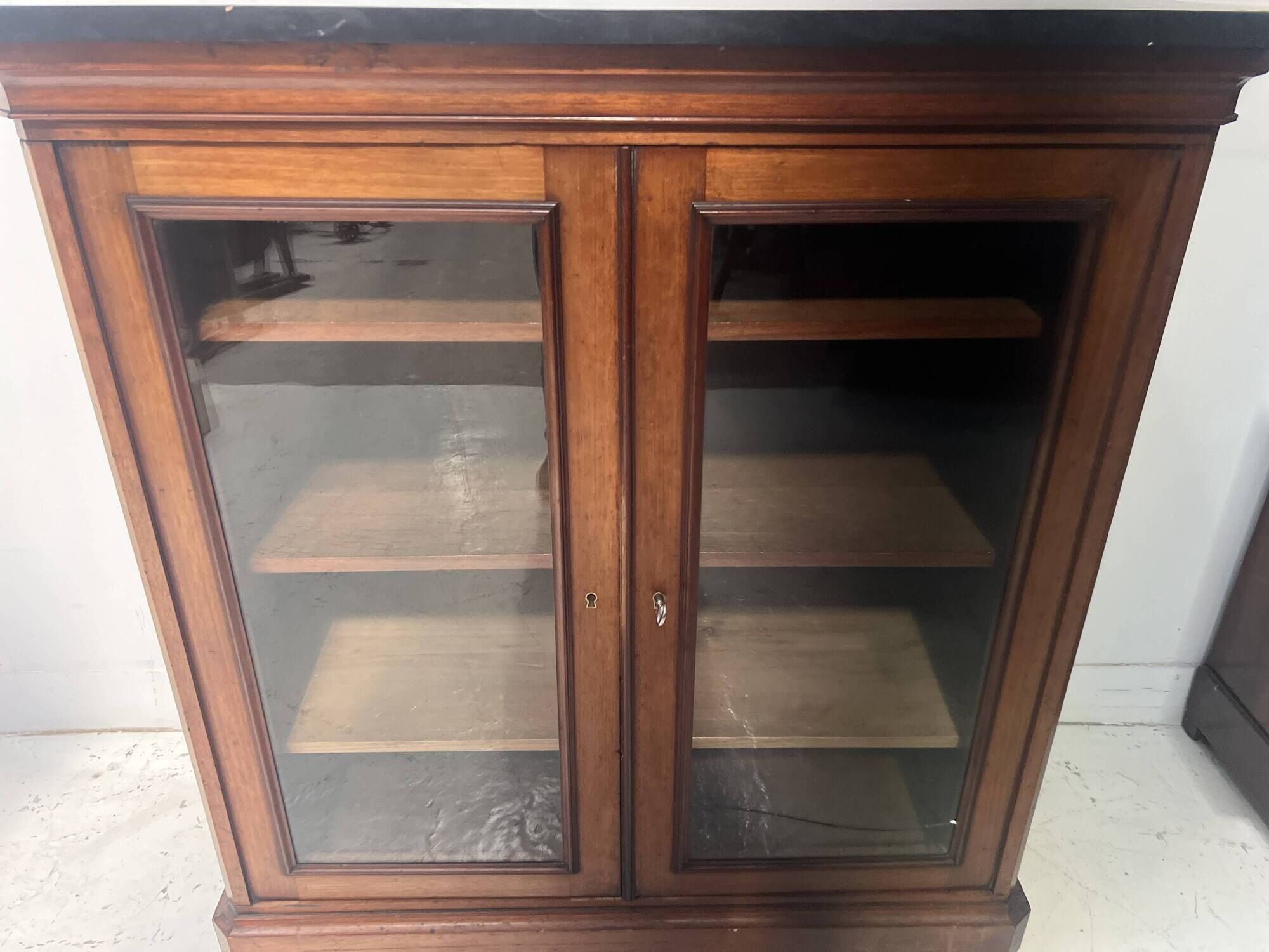 Display cabinet at counter height in mahogany and veneer, 19th century.