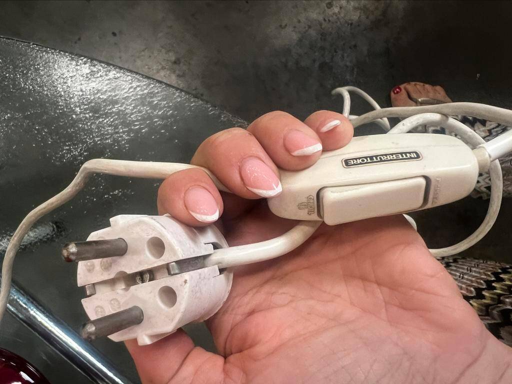 Lampe de table vintage rouge avec pied en verre