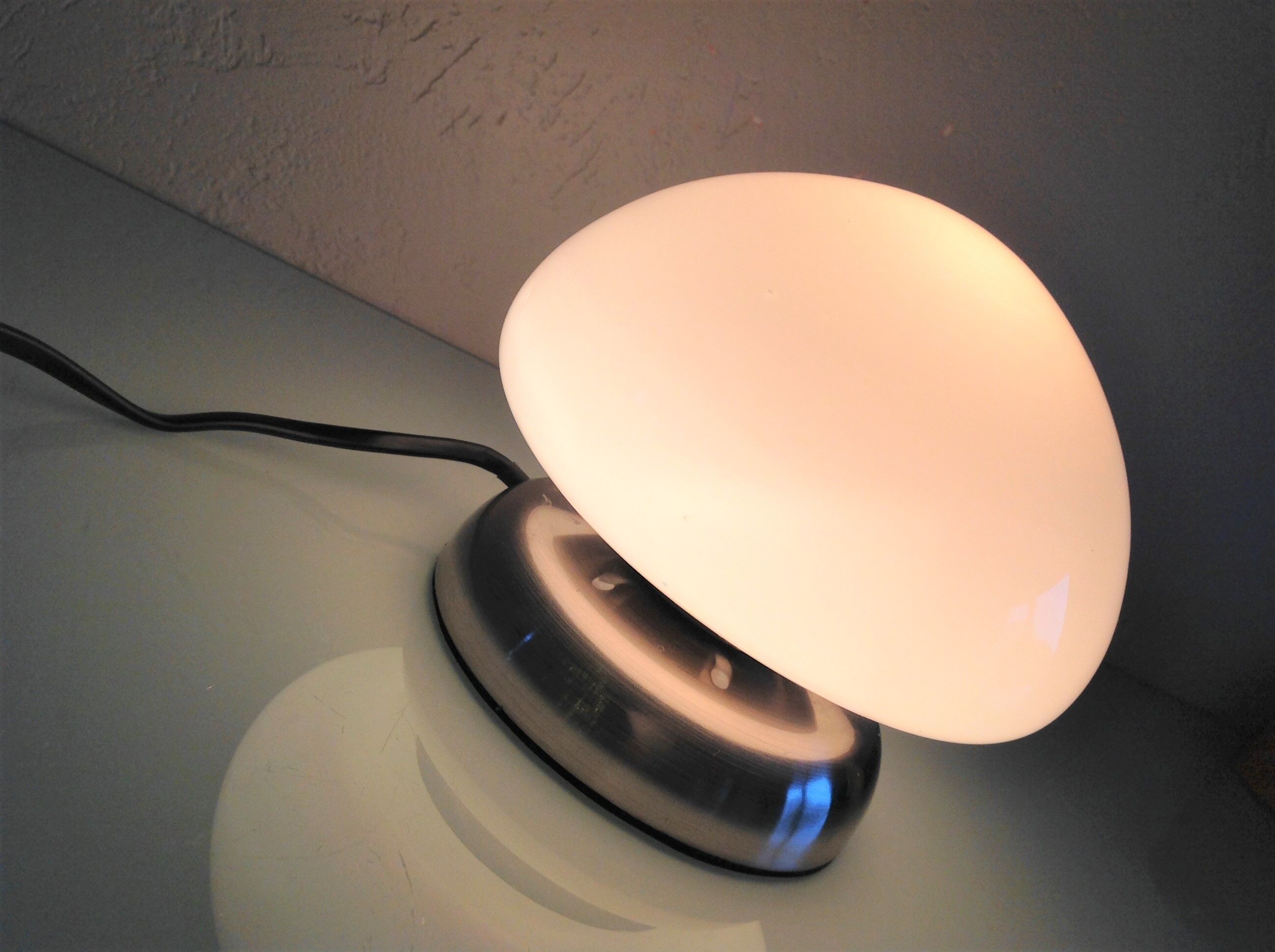 Bedside lamp in white opaline and chromed metal, 70s-80s