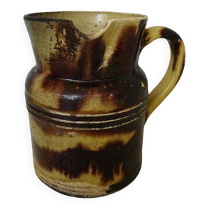 pichet en poterie antique