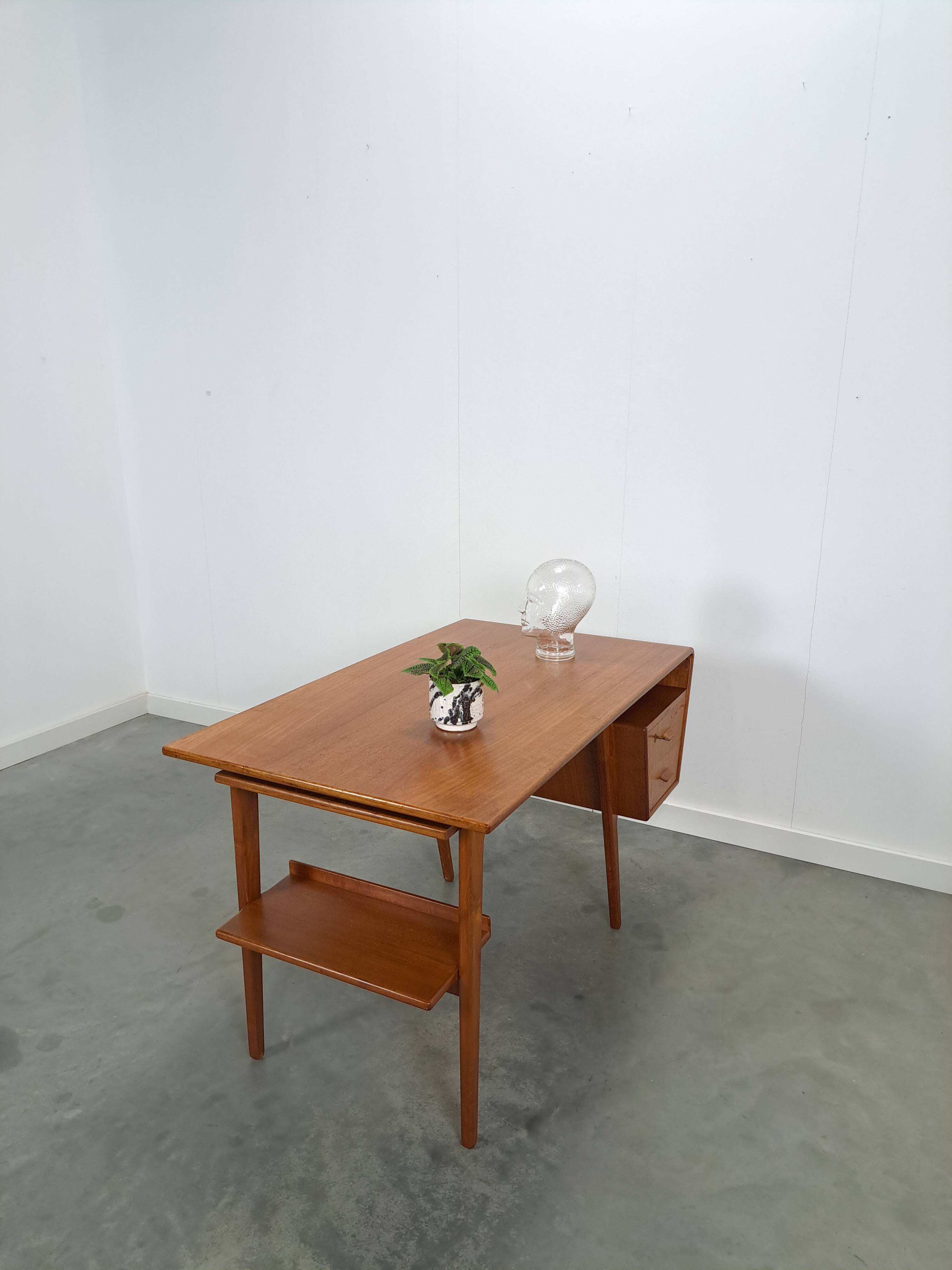 Teak vrijstaand partner bureau met schuine vormen, lades en extra werkblad