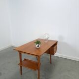 Teak vrijstaand partner bureau met schuine vormen, lades en extra werkblad