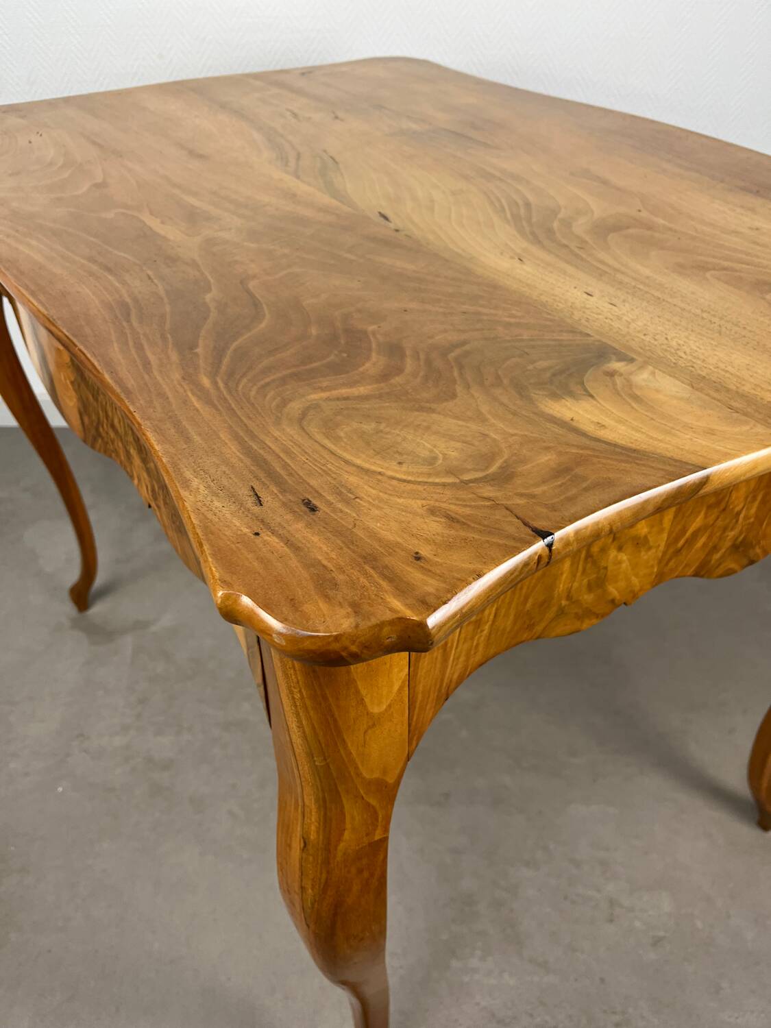 Table Louis XV noyer blond, début 19ème