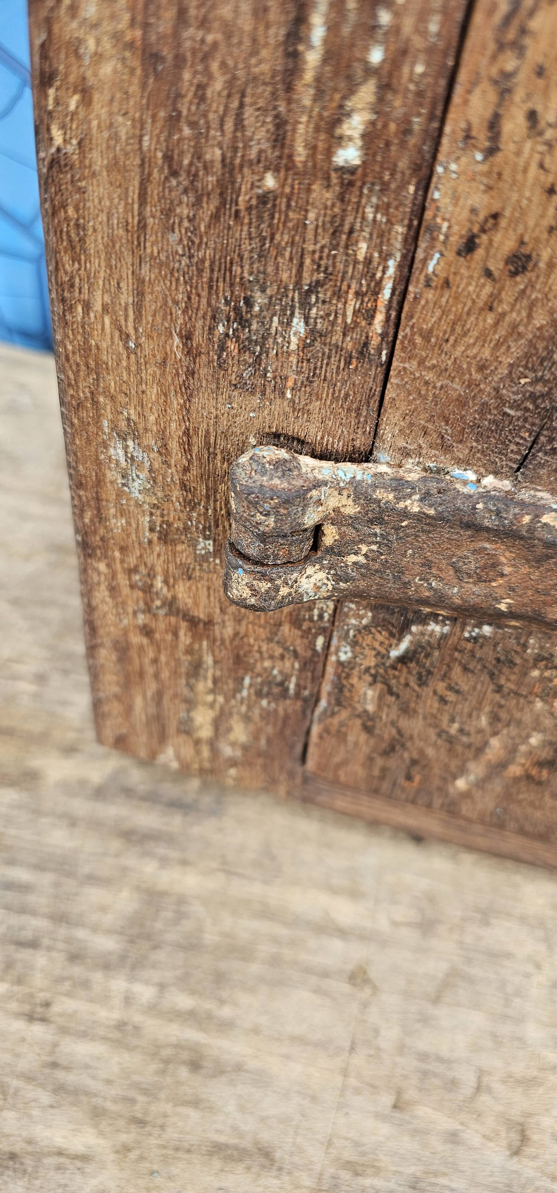 Ancienne fenêtre tribale en bois