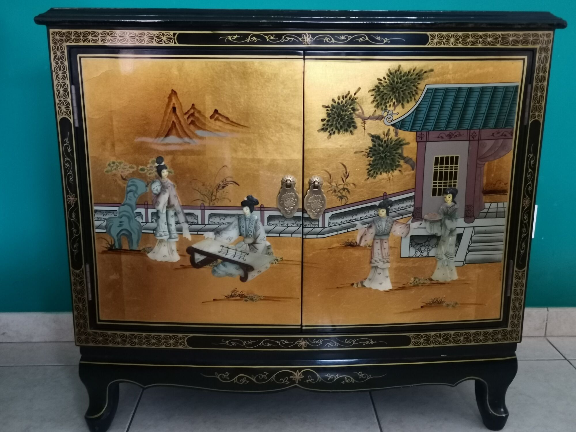 Buffet of black and gold laqué Chinese storage with relief subjects decorated flowers painted birds